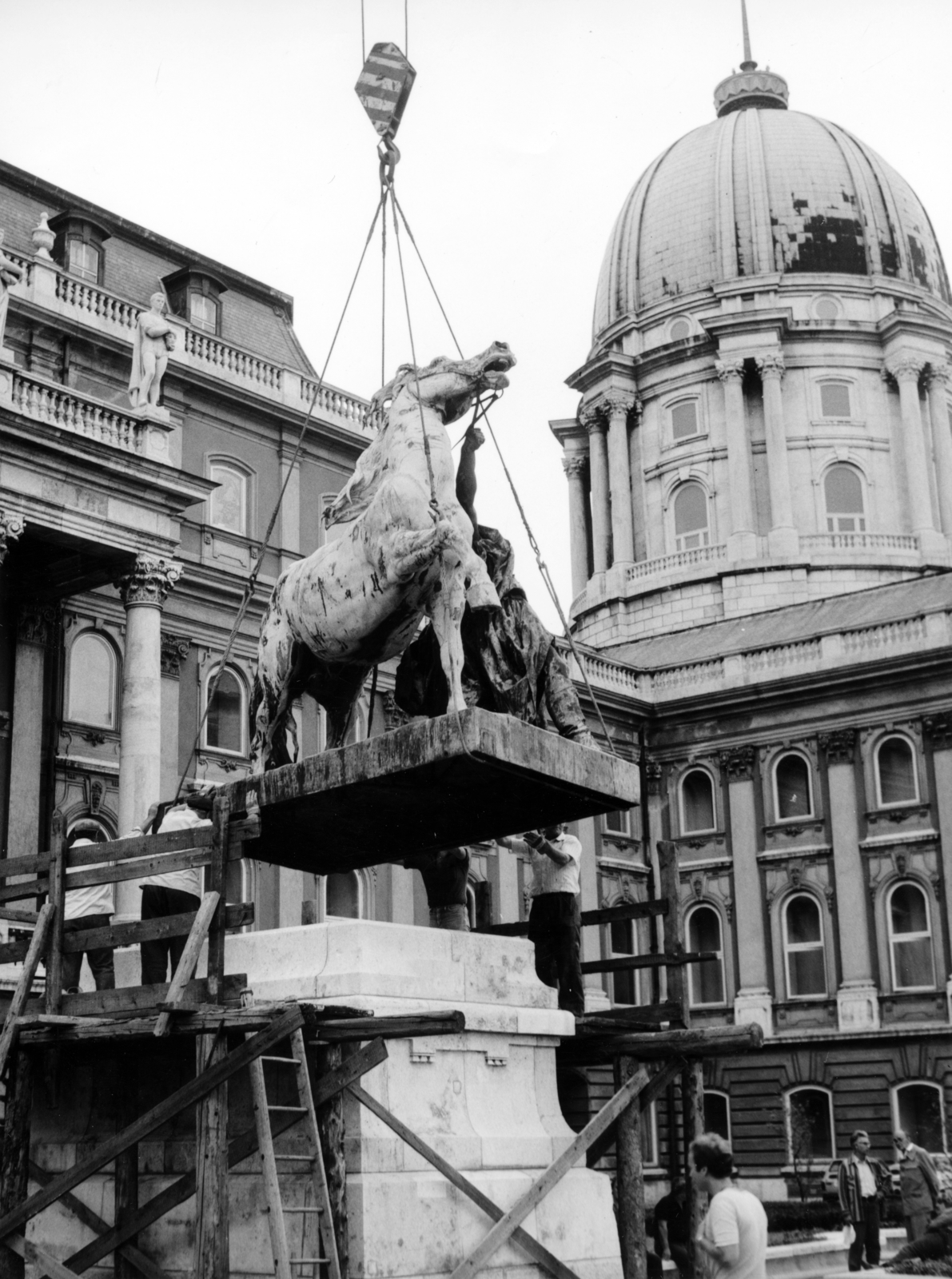 Hungary, Budapest I., Budavári Palota (korábban Királyi Palota) Hunyadi udvar. A II. világháborús sérülések restaurálása után a felállítják a Lovat fékező csikós szobrát (ifj. Vastagh György, 1901.) a Nemzeti Galéria B épülete elé. A helyreállítást Búza Barna szobrászművész, Kótay József, Tótfalusi László és Pölöskei László ötvösművészek végezték., 1982, Magyar Nemzeti Galéria/Adattári Gyűjtemény, Budapest, Fortepan #155915