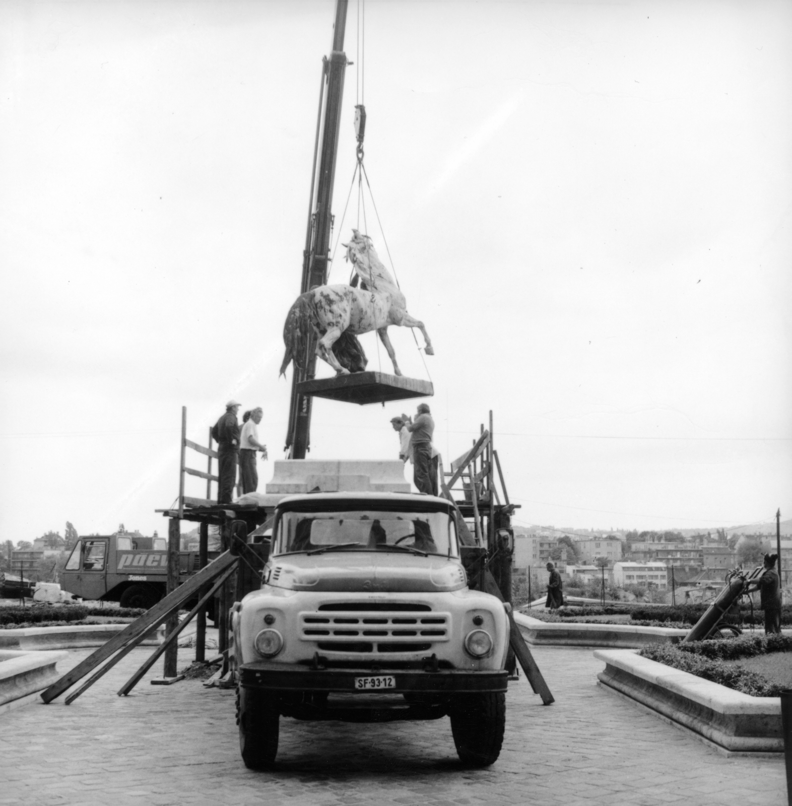 Magyarország, budai Vár, Budapest I., Budavári Palota (korábban Királyi Palota) Hunyadi udvar. A II. világháborús sérülések restaurálása után a felállítják a Lovat fékező csikós szobrát (ifj. Vastagh György, 1901.) a Nemzeti Galéria B épülete elé. A helyreállítást Búza Barna szobrászművész, Kótay József, Tótfalusi László és Pölöskei László ötvösművészek végezték., 1982, Magyar Nemzeti Galéria/Adattári Gyűjtemény, Budapest, Fortepan #155918