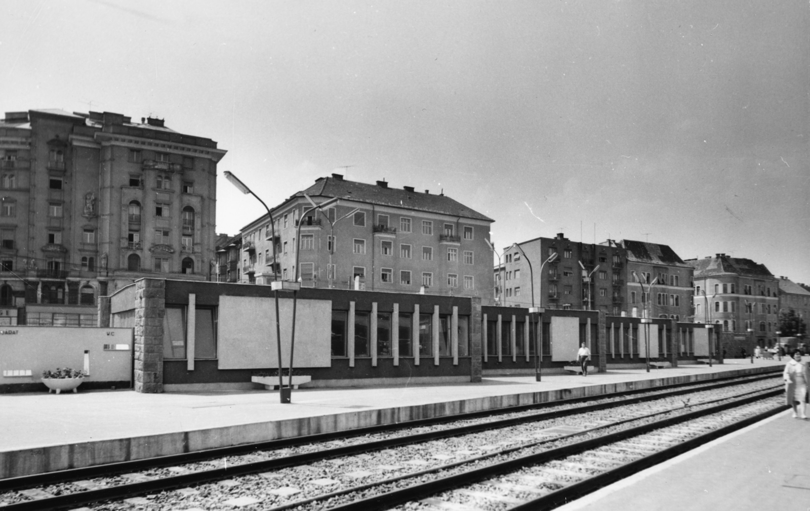 Magyarország, Budapest I.,Budapest XII., Déli pályaudvar, háttérben az Alkotás utca épületsora., 1962, Racsmány Dömötör, Budapest, Fortepan #155968