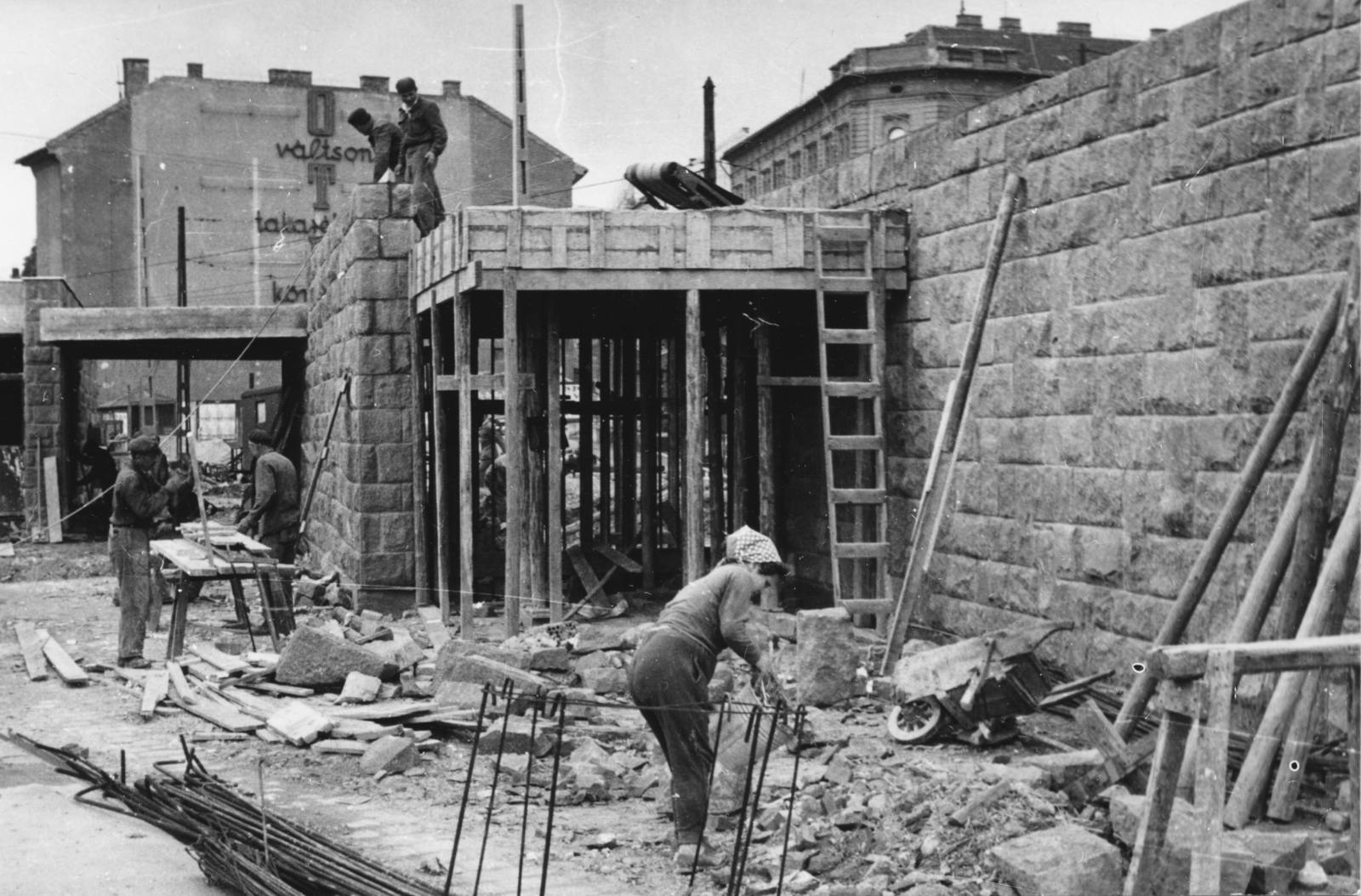 Magyarország, Budapest XII.,Budapest I., a Déli pályaudvar átépítése. Háttérben az Alkotás utca házai., 1962, Racsmány Dömötör, Budapest, Fortepan #155973