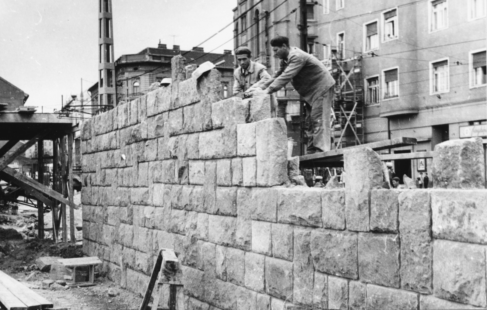 Magyarország, Budapest XII.,Budapest I., a Déli pályaudvar átépítése. Háttérben az Alkotás utca házai., 1962, Racsmány Dömötör, Budapest, Fortepan #155975