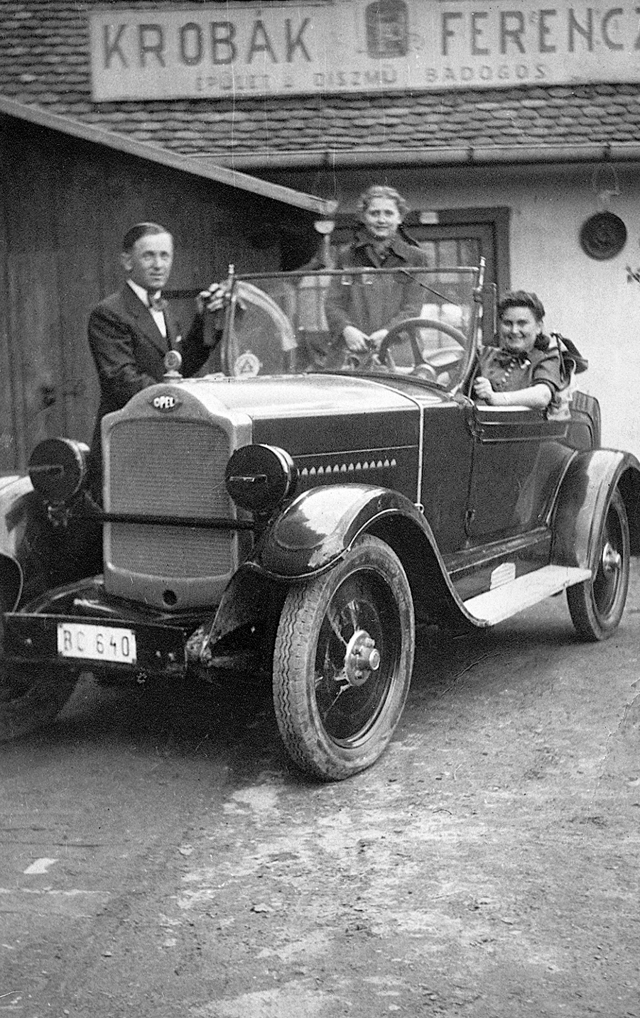 Hungary, Dombóvár, Krobák Ferenc épület és díszmű bádogos házának udvara, Opel 4/16PS személygépkocsi., 1943, Erky-Nagy Tibor, German brand, Opel-brand, store display, automobile, number plate, Fortepan #15598