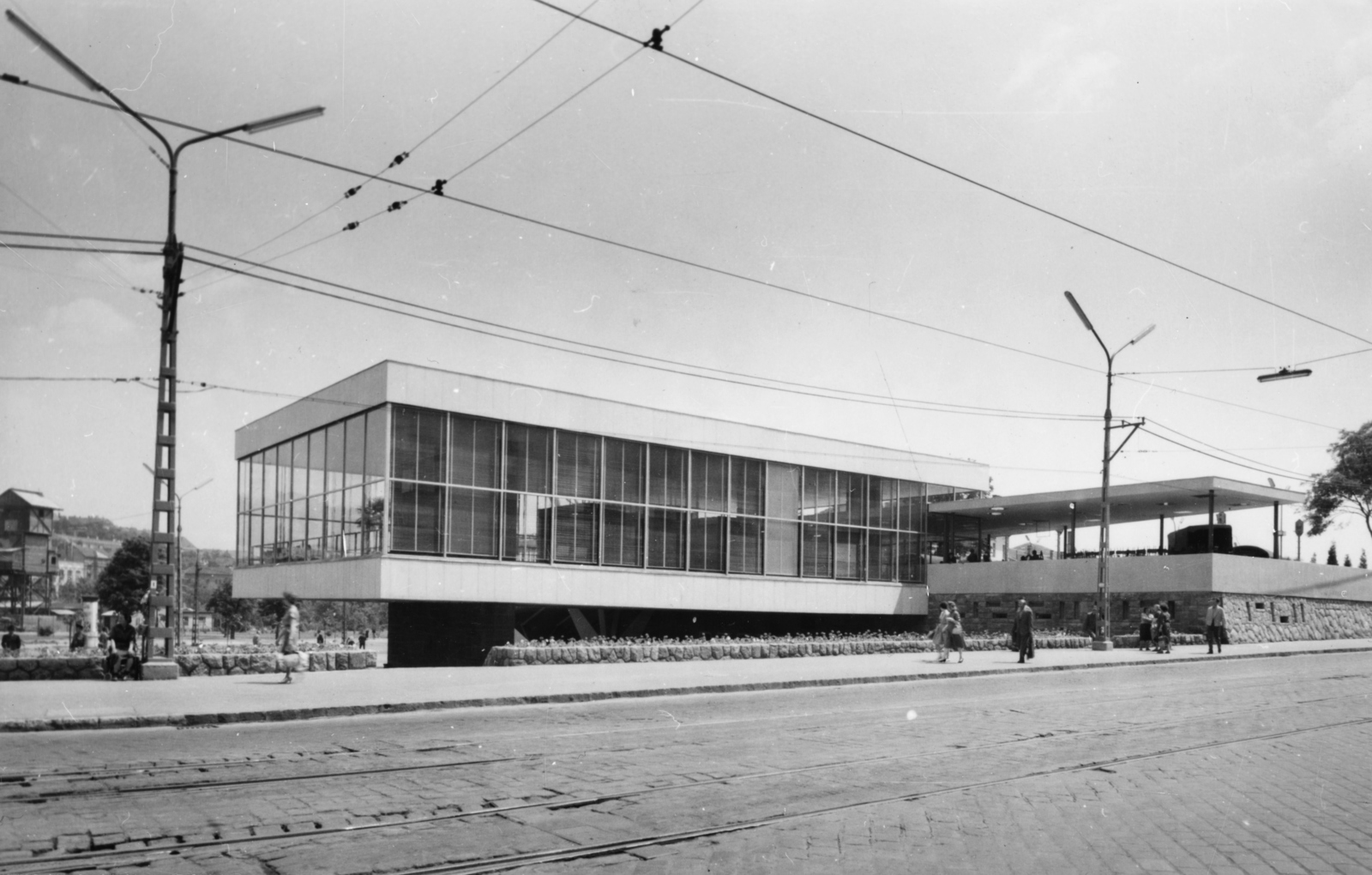 Magyarország, Budapest XII.,Budapest I., Alkotás utca, szemben a Déli pályaudvar, háttérben a Krisztina körút., 1962, Racsmány Dömötör, Budapest, modern építészet, Fortepan #155986