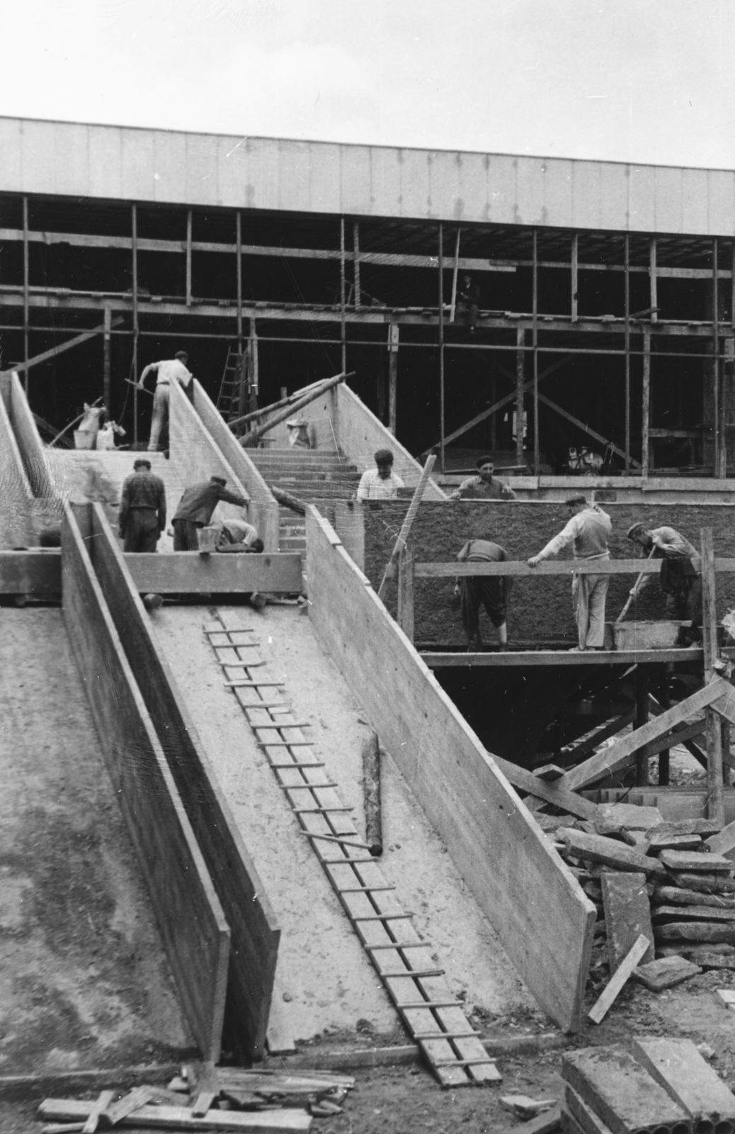 Magyarország, Budapest I., Déli pályaudvar, a felvétel az átépítés idején készült. Az utascsarnokhoz vezető lépcső betonoszerkezete a Krisztina körútnál., 1962, Racsmány Dömötör, Budapest, Fortepan #156003