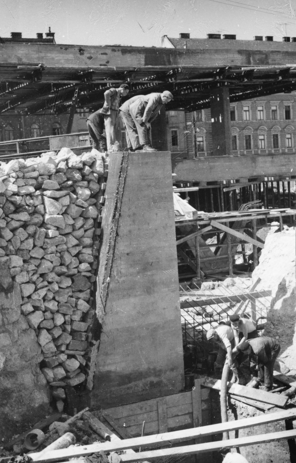 Hungary, Budapest XII.,Budapest I., a Déli pályaudvar átépítése, támfal építése a Krisztina körútnál. Háttérben az utascsarnok, mögötte Alkotás utca 1/a és 1/b számú ház látható., 1962, Racsmány Dömötör, Budapest, Fortepan #156004