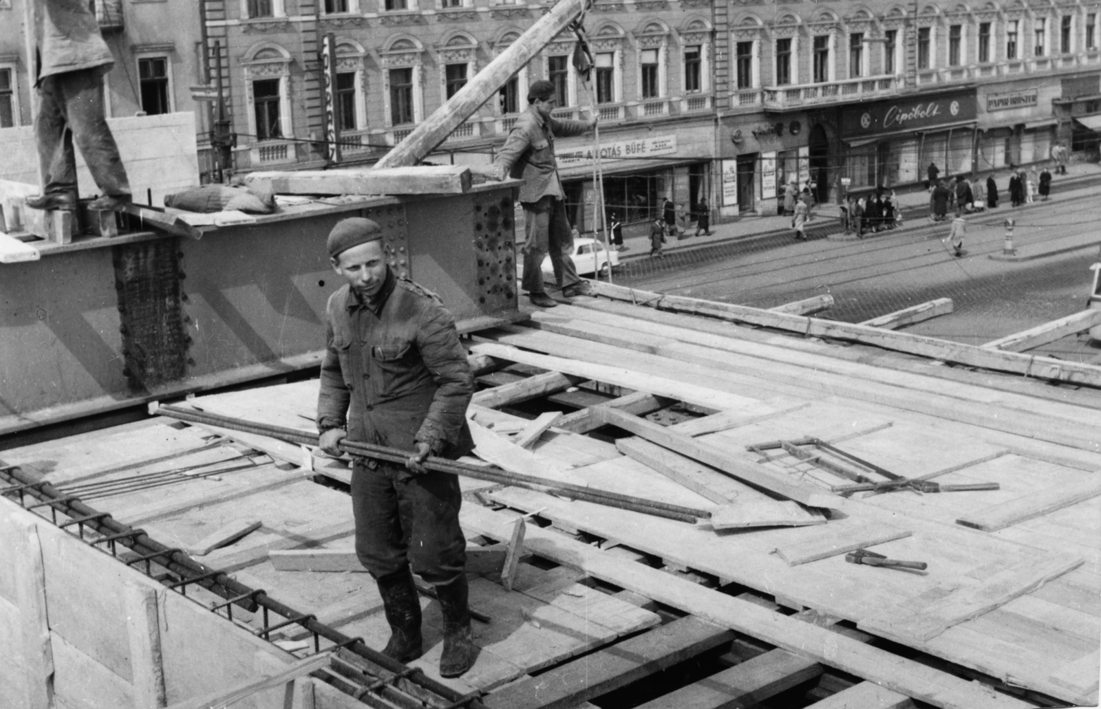 Magyarország, Budapest XII.,Budapest I., Déli pályaudvar, a felvétel az átépítés idején készült. Az utascsarnok födémének zsaluzása, vasbetonváz szerelése. Háttérben az Alkotás utca 1/a számú épület látható., 1962, Racsmány Dömötör, Budapest, Fortepan #156012