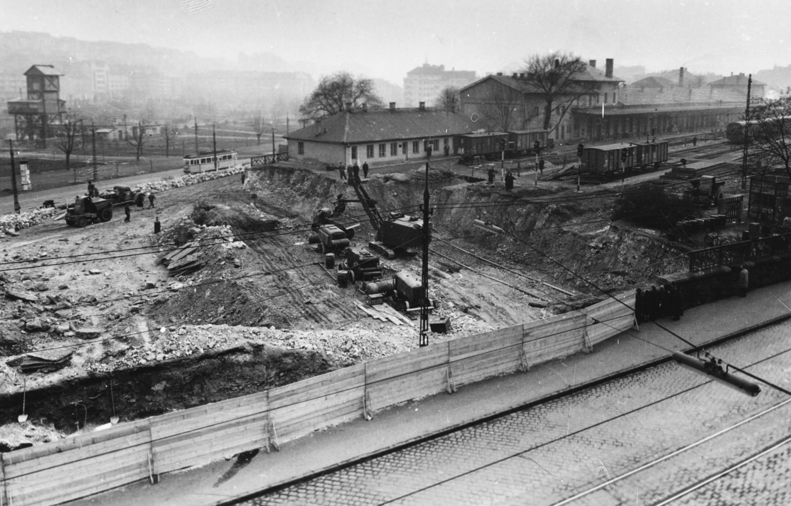 Magyarország, Budapest XII.,Budapest I., az Alkotás utca - Krisztina körút közötti terület a Déli pályaudvar átépítése idején. Kanalas kotrógép dolgozik az egykori mozdonyfordító helyén. Balra a Vérmezőn a metróépítés felvonótornya látható., 1962, Racsmány Dömötör, Budapest, Fortepan #156031