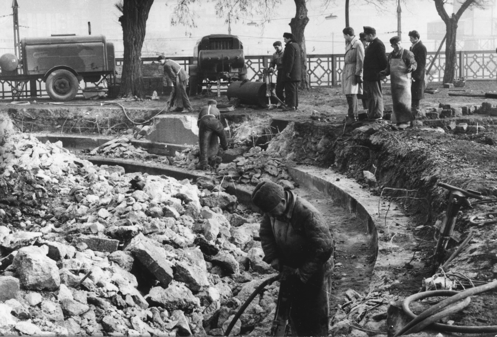 Magyarország, Budapest I., a Déli pályaudvar átépítése. Az egykori mozdonyfordító bontása. Jobbra a Vérmezőn a metróépítés felvonótornya., 1962, Racsmány Dömötör, Budapest, fordítókorong, Fortepan #156035