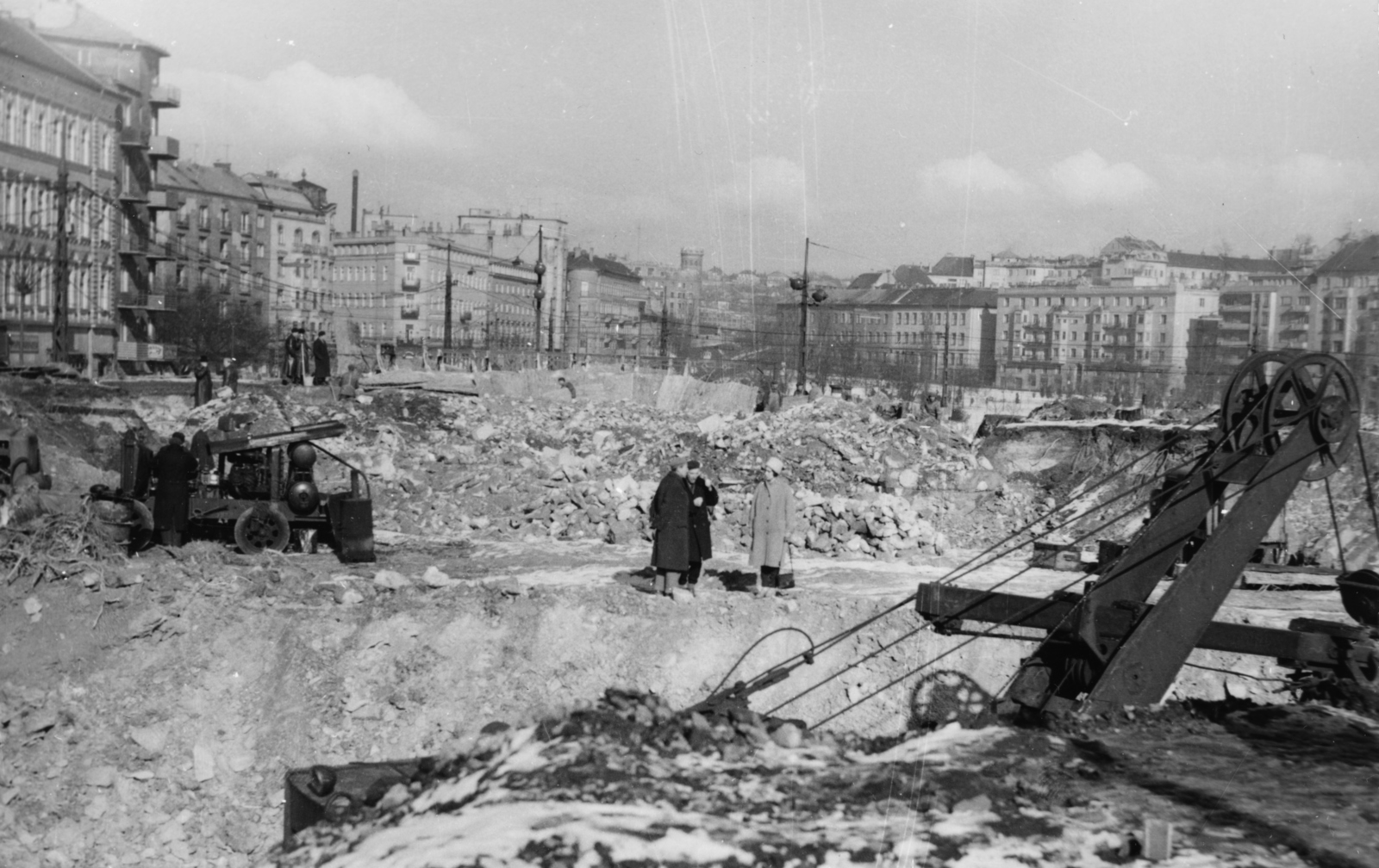 Magyarország, Budapest XII.,Budapest I., az Alkotás utca - Krisztina körút közötti terület a Déli pályaudvar átépítése idején. Kanalas kotrógép dolgozik az egykori mozdonyfordító helyén. Szemben a Krisztina körút, jobbra az Attila út házsora a Vérmező mellett., 1962, Racsmány Dömötör, építkezés, kompresszor, markológép, Budapest, Fortepan #156042