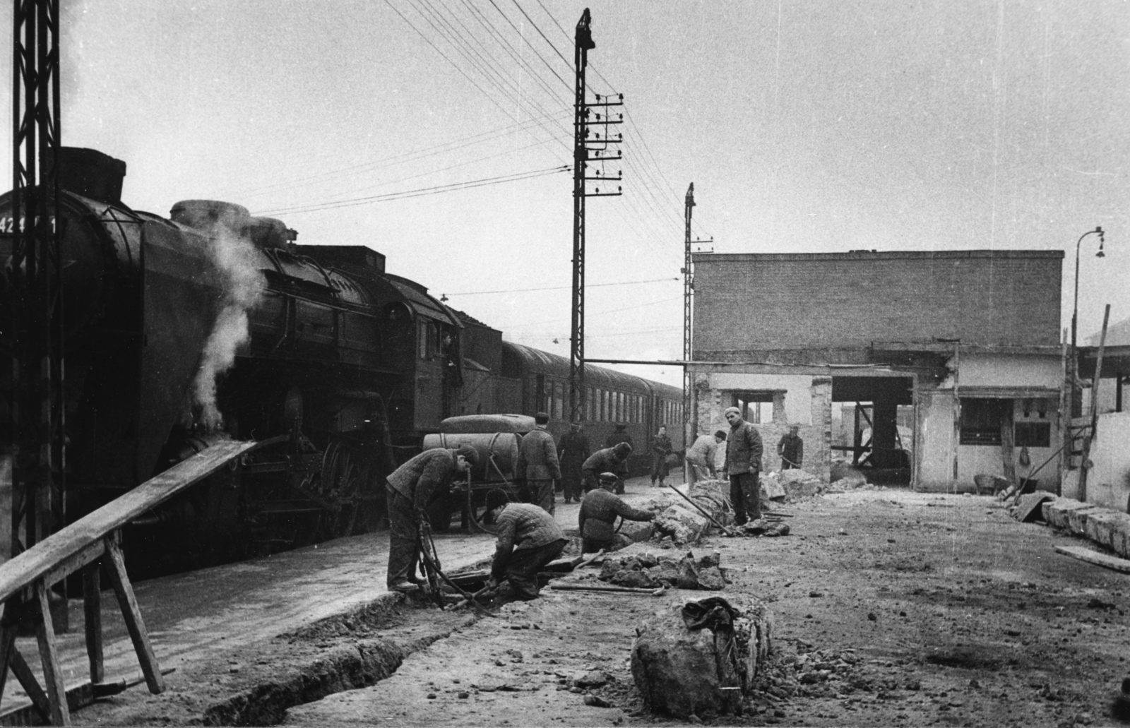 Hungary, Budapest I., Déli pályaudvar, a felvétel az átépítés idején készült., 1962, Racsmány Dömötör, steam locomotive, construction, train station, compressor, Budapest, MÁV Class 424, Fortepan #156043