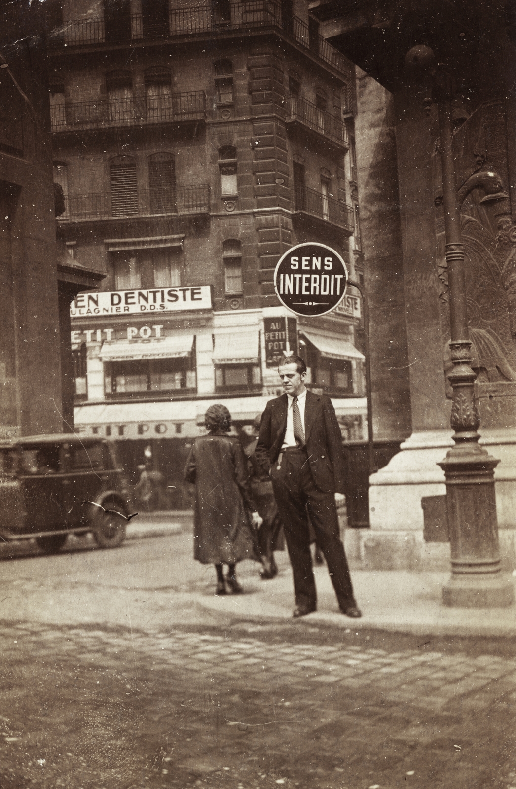 France, Paris, a Porte Saint-Denis diadalív a Rue Saint-Denis felől nézve., 1932, Somos Éva, Fortepan #156092