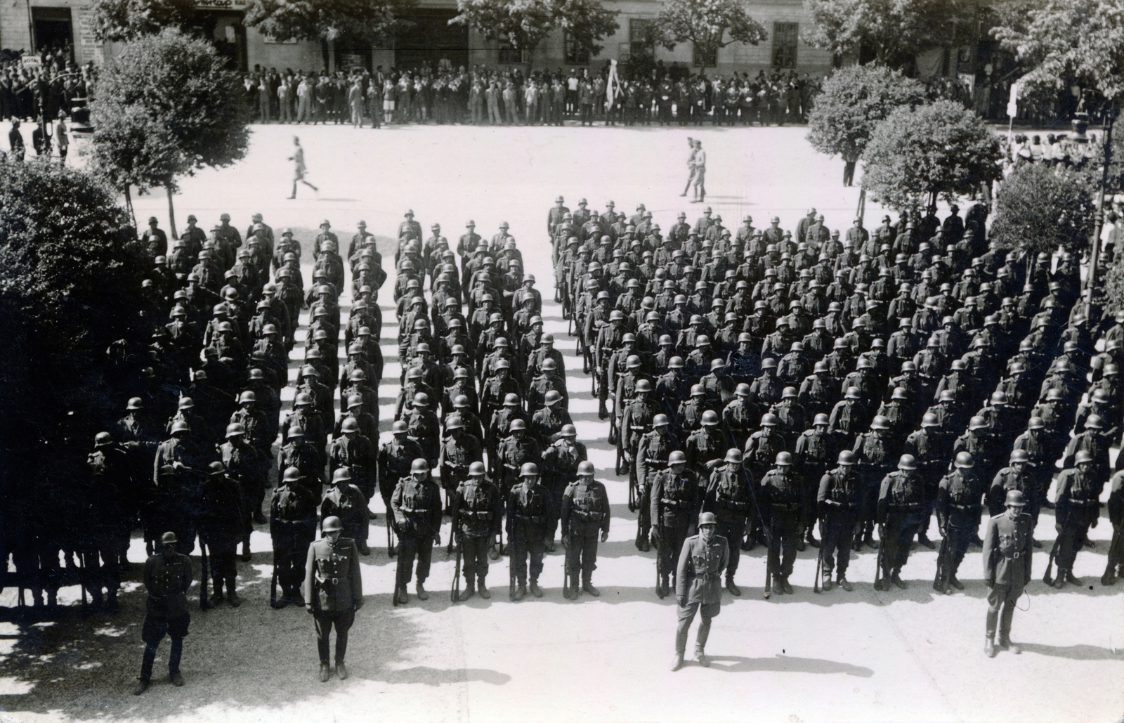 Hungary, Győr, Városház (Gróf Tisza István) tér, csapatszemle a Magyar Tűzharcos Szövetség győri főcsoportja által rendezett dísztáborozás megnyitó ünnepsége előtt. A felvétel 1942. október 18-án készült., 1942, Zentai Dávid, Fortepan #156100