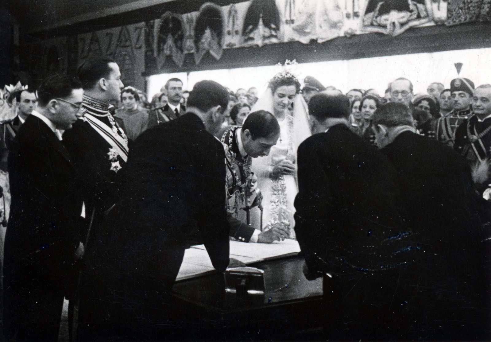 Albania, Tiranë, Shëtitorja Murat Toptani, Királyi Palota (később Albán Tudományos Akadémia). Apponyi Geraldine és I. Zogu albán király esküvője 1938. április 27-én. Balra katonai egyenruhában gróf Ciano olasz külügyminiszter, a király esküvői tanuja., 1938, Reklámélet folyóirat, wedding ceremony, Fortepan #156145