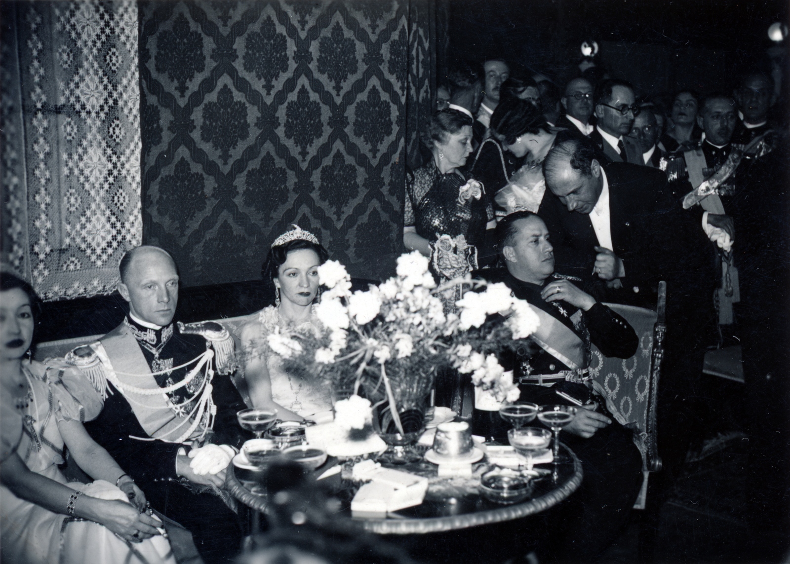 Albania, Tiranë, bál a Tiszti Kaszinóban, balra Adalberto di Savoia-Genova, Bergamo hercege, olasz tábornok, jobbra ül gróf Ciano olasz külügyminiszter, I. Zogu albán király esküvői tanuja., 1938, Reklámélet folyóirat, celebrity, Fortepan #156148