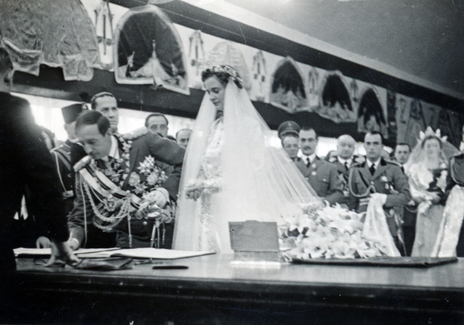 Albania, Tiranë, Shëtitorja Murat Toptani, Királyi Palota (később Albán Tudományos Akadémia). Apponyi Geraldine és I. Zogu albán király esküvője 1938. április 27-én. A király mögött gróf Ciano olasz külügyminiszter, az esküvői tanuja., 1938, Reklámélet folyóirat, wedding ceremony, Fortepan #156150