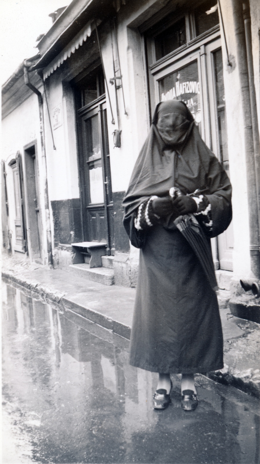 Albania, Tiranë, Guthy Böske újságíró, a Színházi Élet tudósítója, a bazárban., 1938, Reklámélet folyóirat, Fortepan #156155