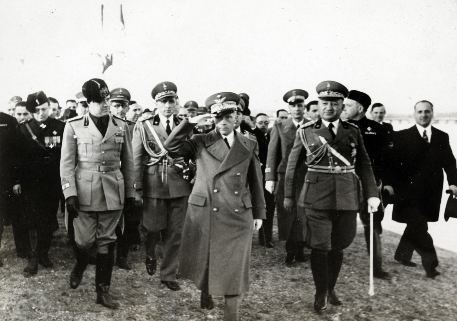 Albania, Durrës, előtérben balról gróf Ciano olasz külügyminiszter, Zef Sereggi albán tábornok, Adalberto di Savoia-Genova, Bergamo hercege, olasz tábornok, Xhemal Aranitasi albán tábornok., 1938, Reklámélet folyóirat, Fortepan #156158