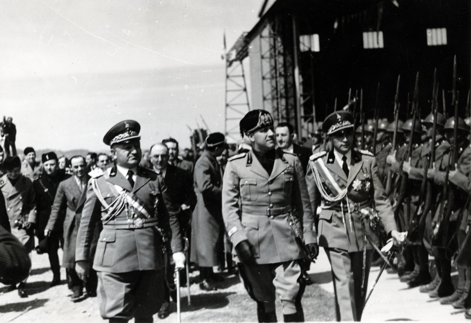 Albánia, Tirana, repülőtér, középen gróf Ciano olasz külügyminiszter. Balra Xhemal Aranitasi, jobbra Zef Sereggi albán tábornokok. A felvétel 1938. április 27-én készült., 1938, Reklámélet folyóirat, katona, politikus, Fortepan #156159