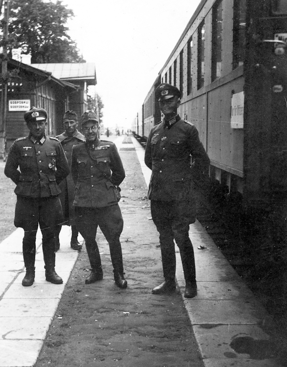 Ukraine, Bobrovytsya, vasútállomás., 1943, Erky-Nagy Tibor, Soviet Union, eastern front, railway, tableau, second World War, train station, German soldier, hands behind the back, Fortepan #15616