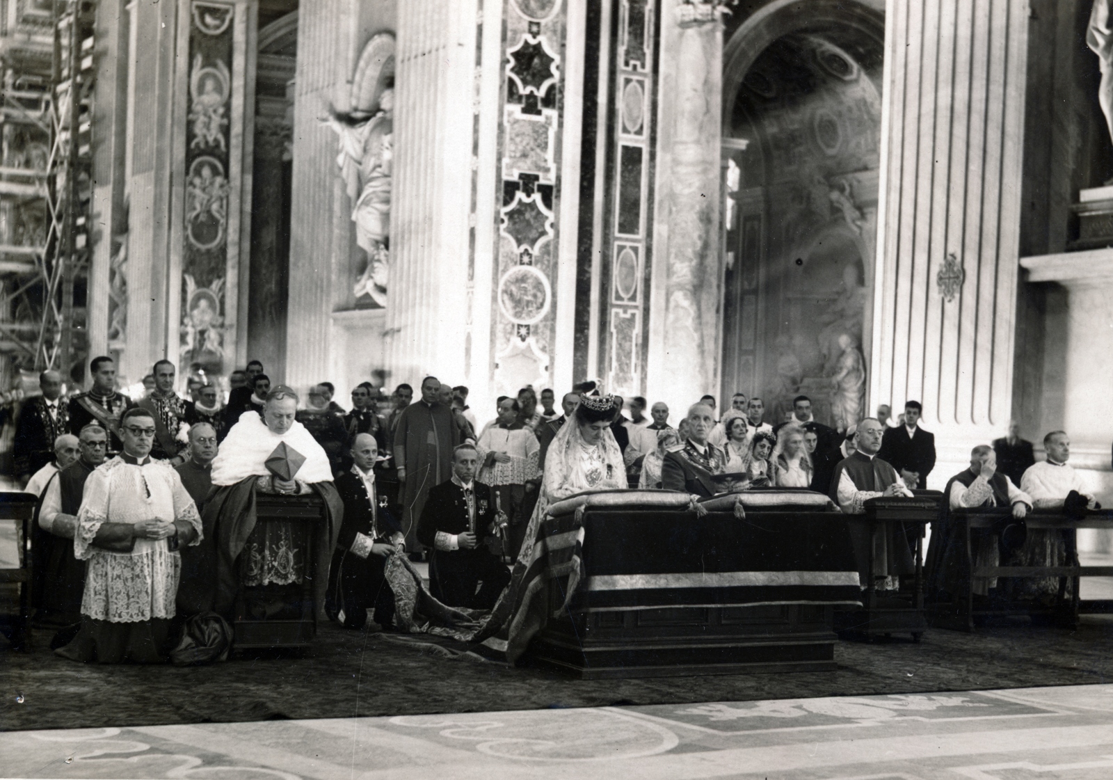Szent Péter-bazilika, középen III. Viktor Emánuel olasz király és felesége Ilona olasz királyné., 1939, Reklámélet folyóirat, prayer, Fortepan #156165