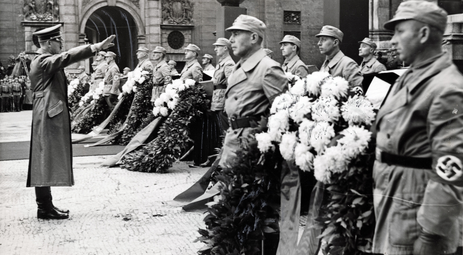Germany, Munich, Odeonsplatz a Feldherrnhalle előtt, háttérben a Münchner Residenz. Hitler megkoszorúzza a hősi halottak emlékművét., 1939, Reklámélet folyóirat, uniform, Fortepan #156172