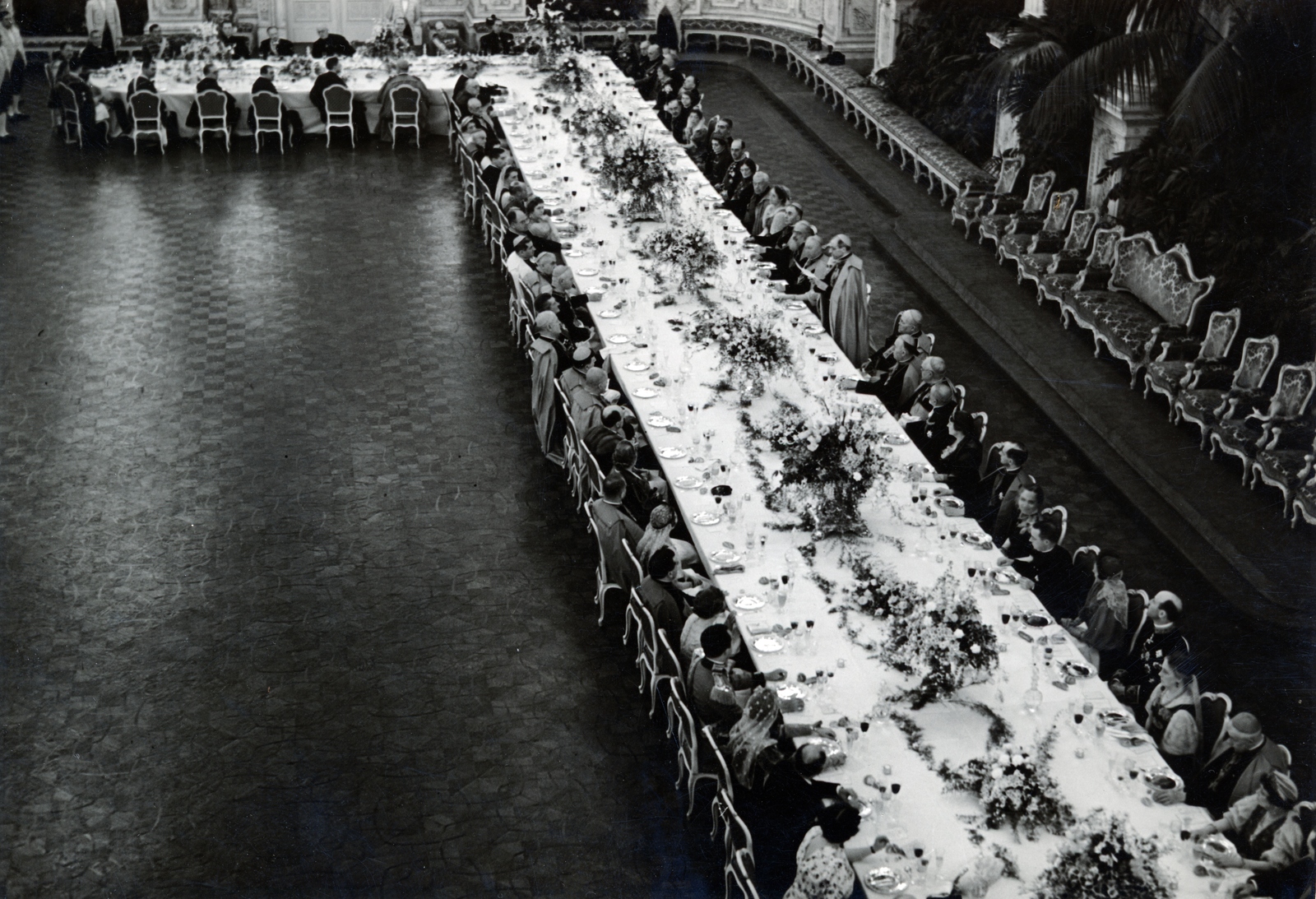 Hungary, Budapest I., Királyi Palota (később Budavári Palota), az Eucharisztikus Világkongresszus megnyitó ünnepségét követően Horthy Miklós kormányzó és felesége az egyházi és a világi elit számára ünnepi vacsorát adott. Középen áll és beszédet mond Eugénio Pacelli bíboros, aki XI. Pius pápát képviselte. Később Ő lett XII. Pius pápa. A felvétel 1938. május 25-én készült., 1938, Reklámélet folyóirat, Budapest, Fortepan #156173