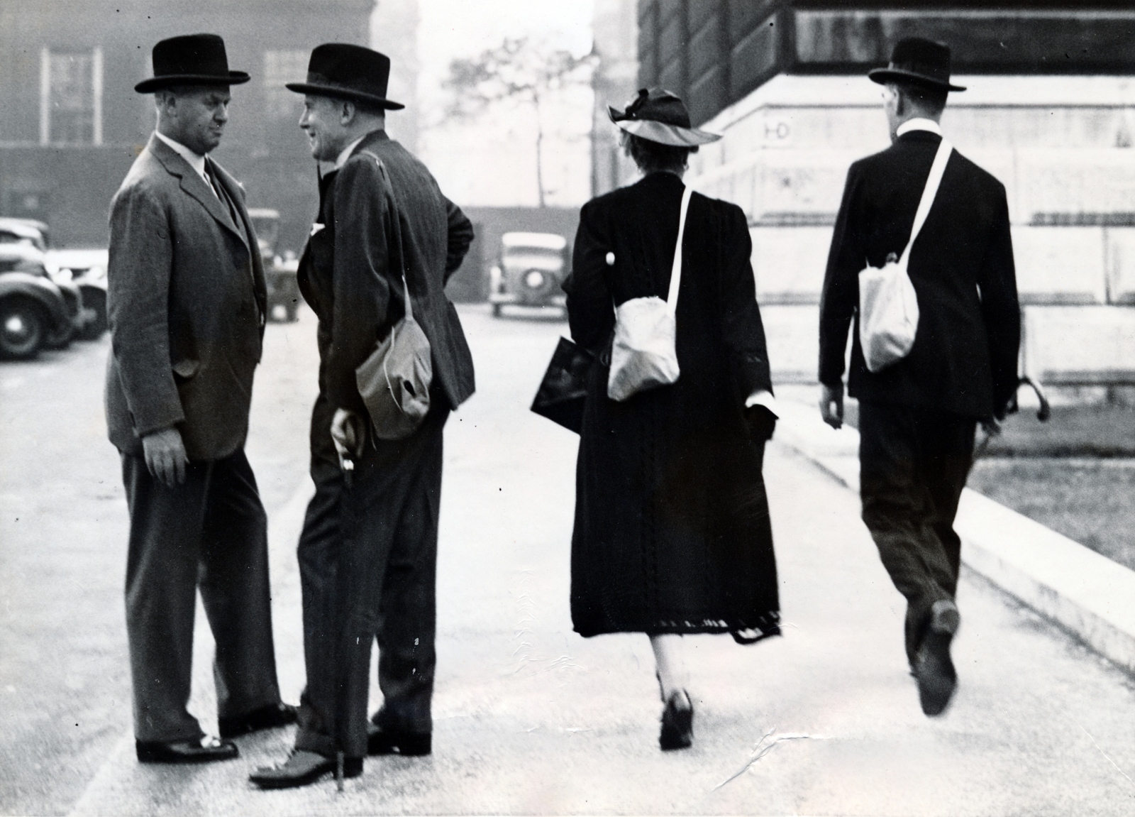 United Kingdom, légitámadáskor, gáztámadáskor alkalmazott védőeszközökkel felszerelt emberek az utcán., 1937, Reklámélet folyóirat, gas mask, hat, rumour, back, Fortepan #156178