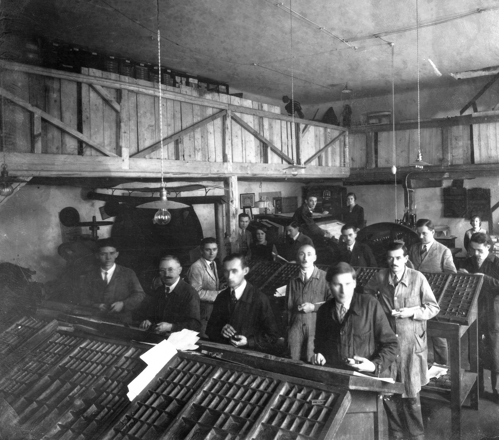 Nyomdászműhely az 1930-as évek közepén., 1935, Erky-Nagy Tibor, light, printing industry, typesetter, typesetter box, extinct crafts, Fortepan #15618