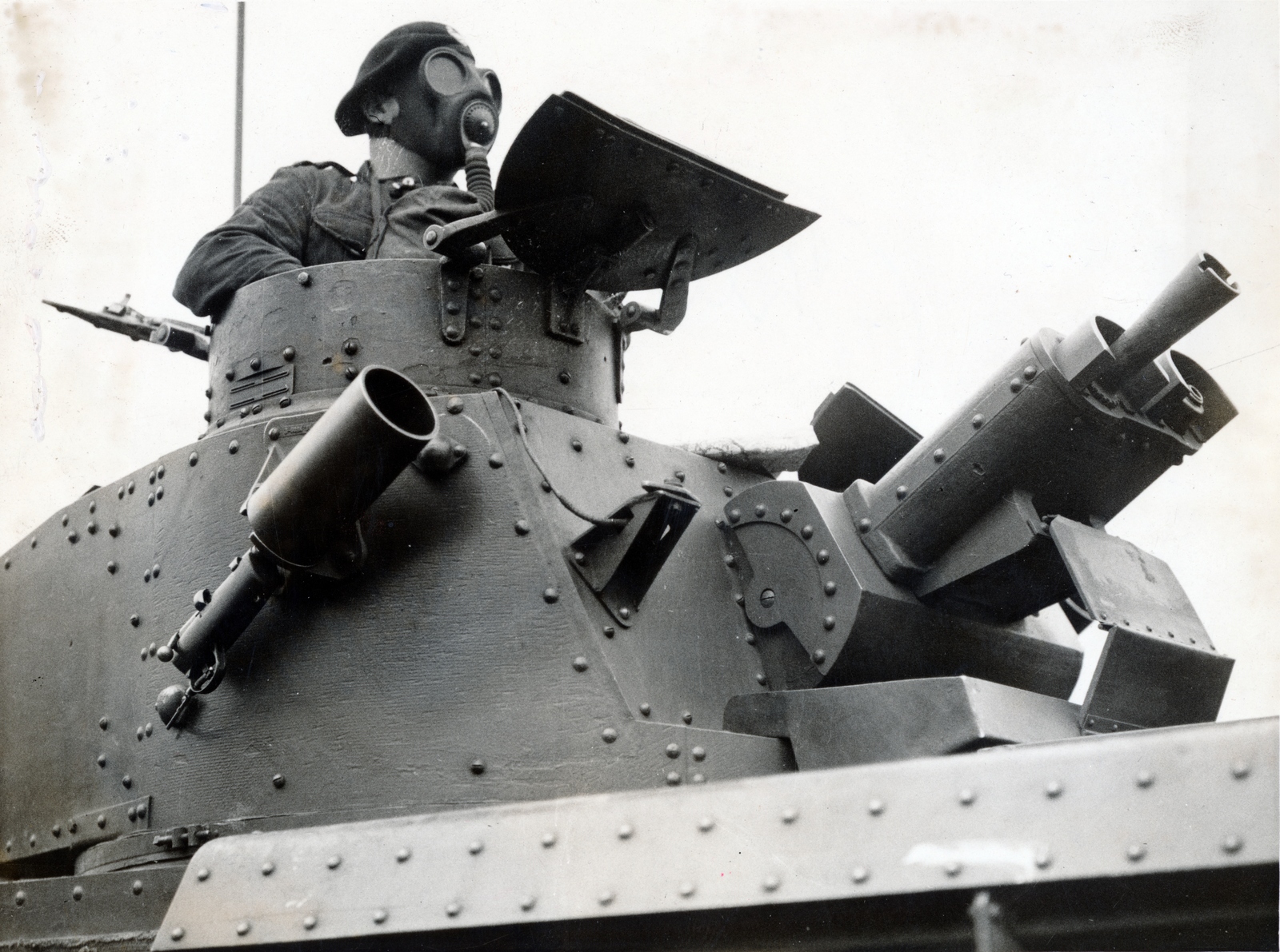 United Kingdom, 1937, Reklámélet folyóirat, British brand, tank, gas mask, Vickers-Armstrongs-brand, Vickers Mk VI, Fortepan #156186