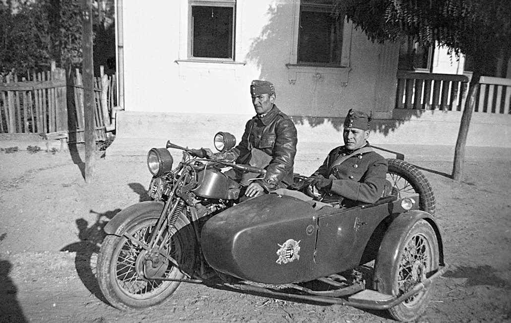 Hungary, Hadgyakorlatot ellenőrző tiszt egy Dombóvár környéki falu utcáján. Méray Motorkerékpárgyár Rt. oldalkocsis motorkerékpárja., 1938, Erky-Nagy Tibor, transport, uniform, Hungarian brand, motorcycle with sidecar, soldier, Méray-brand, General Military Vehicle Emblem, Fortepan #15619