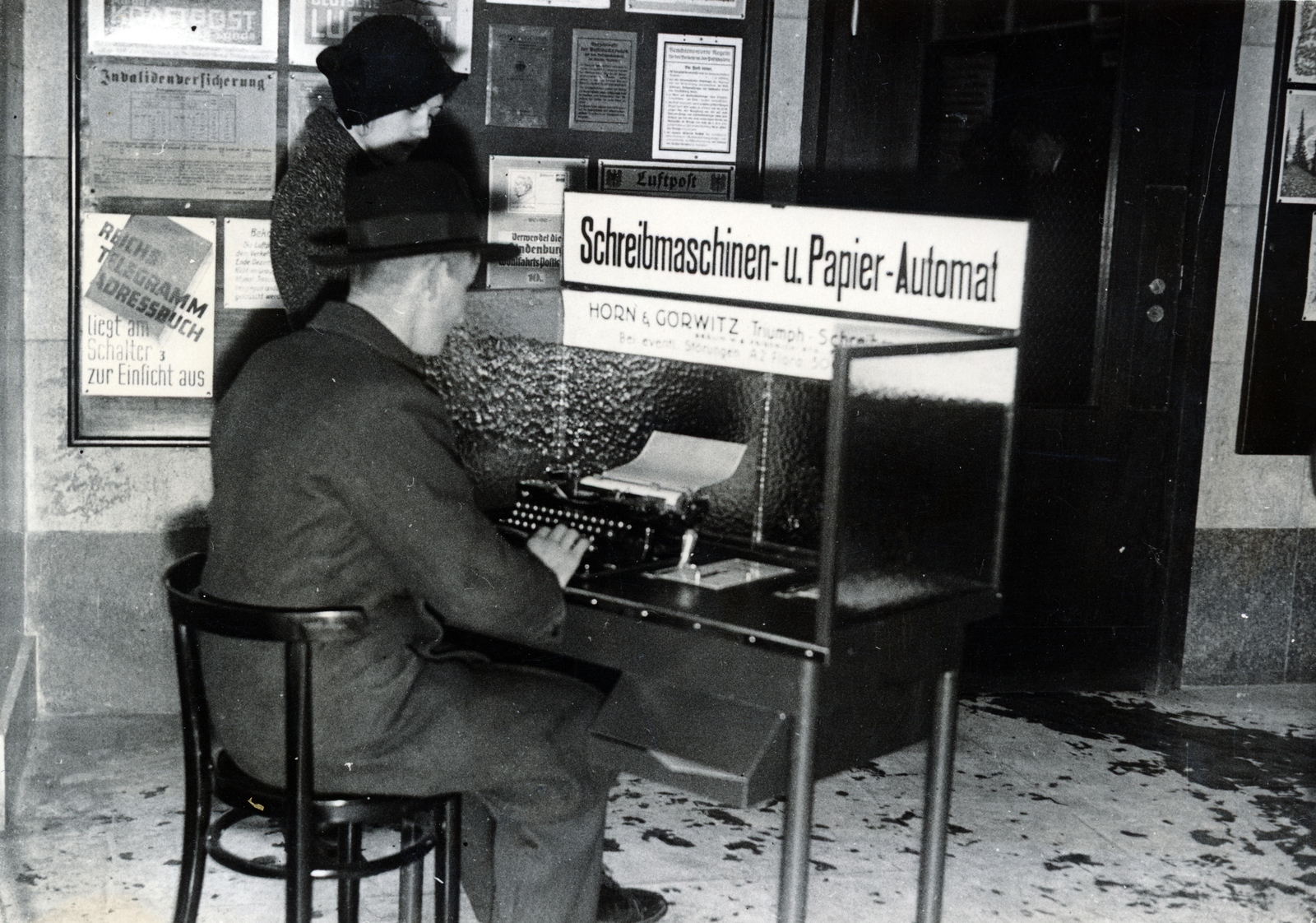 Germany, Berlin, fizetség ellenében használható Horn & Görwitz Triumph írógép egy postán., 1939, Reklámélet folyóirat, typewriter, poster, german text, Fortepan #156197