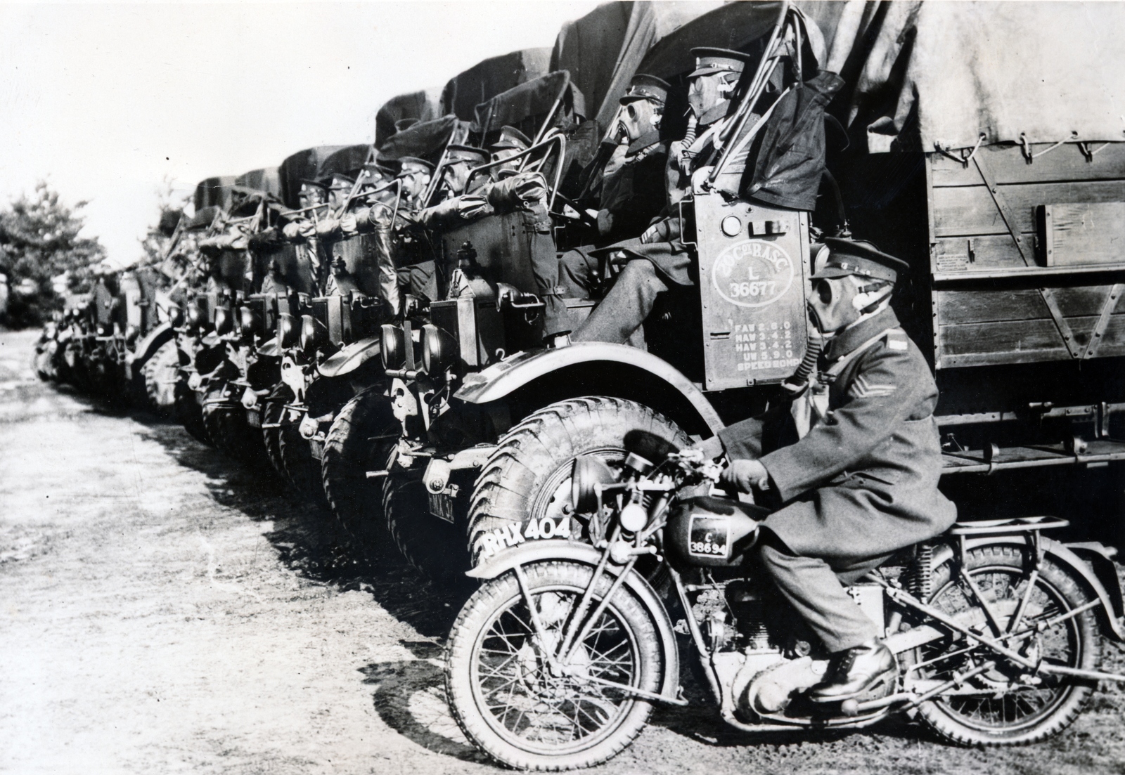 Egyesült Királyság, katonák gyakorolják a légitámadáskor, gáztámadáskor alkalmazott védőeszközök használatát., 1937, Reklámélet folyóirat, motorkerékpár, teherautó, gázálarc, Fortepan #156198