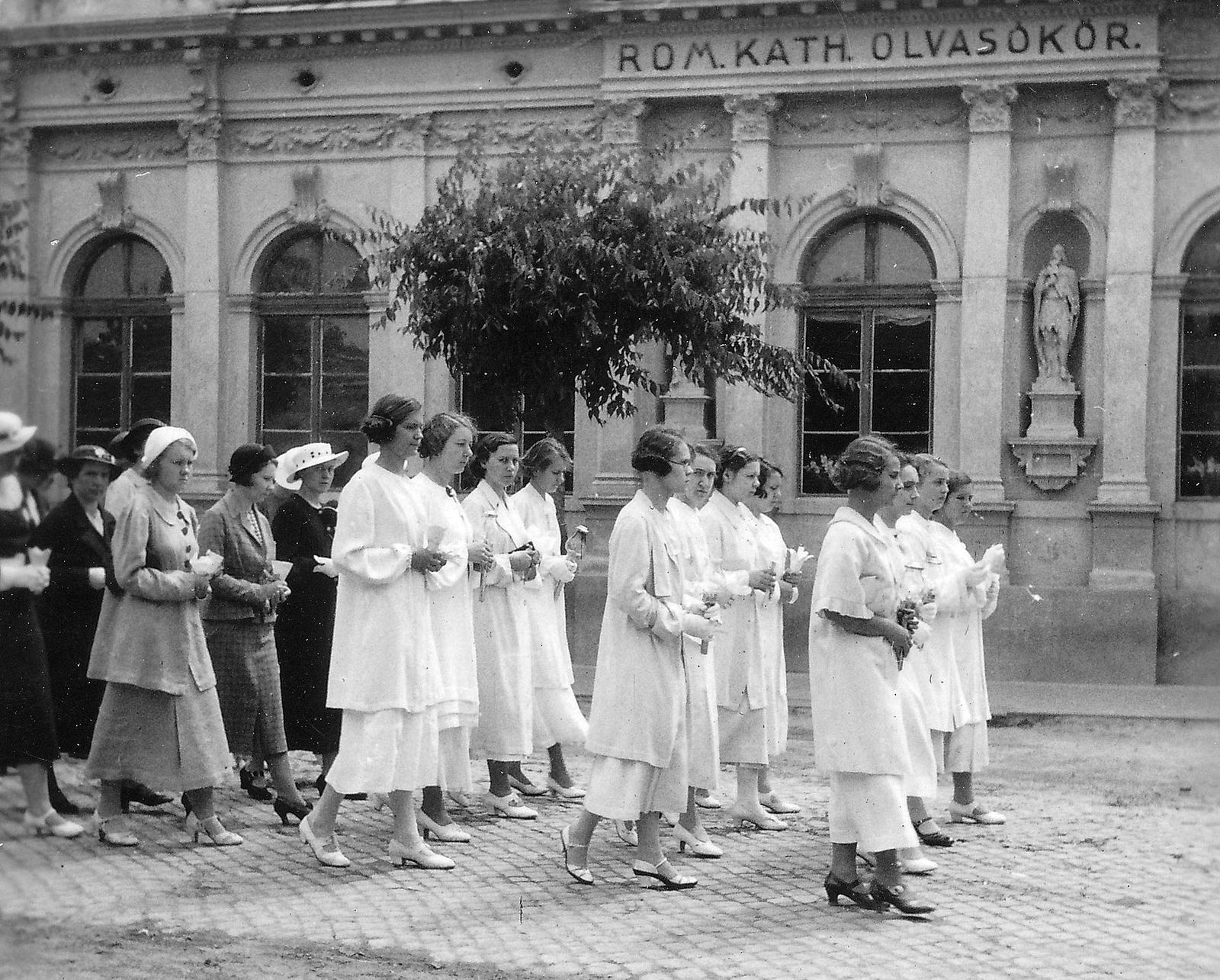Magyarország, Szekszárd, Széchenyi utca, katolikus leányok felvonulása., 1933, Bakó Jenő, vallás, felirat, szobor, felvonulás, szoborfülke, Fortepan #15629