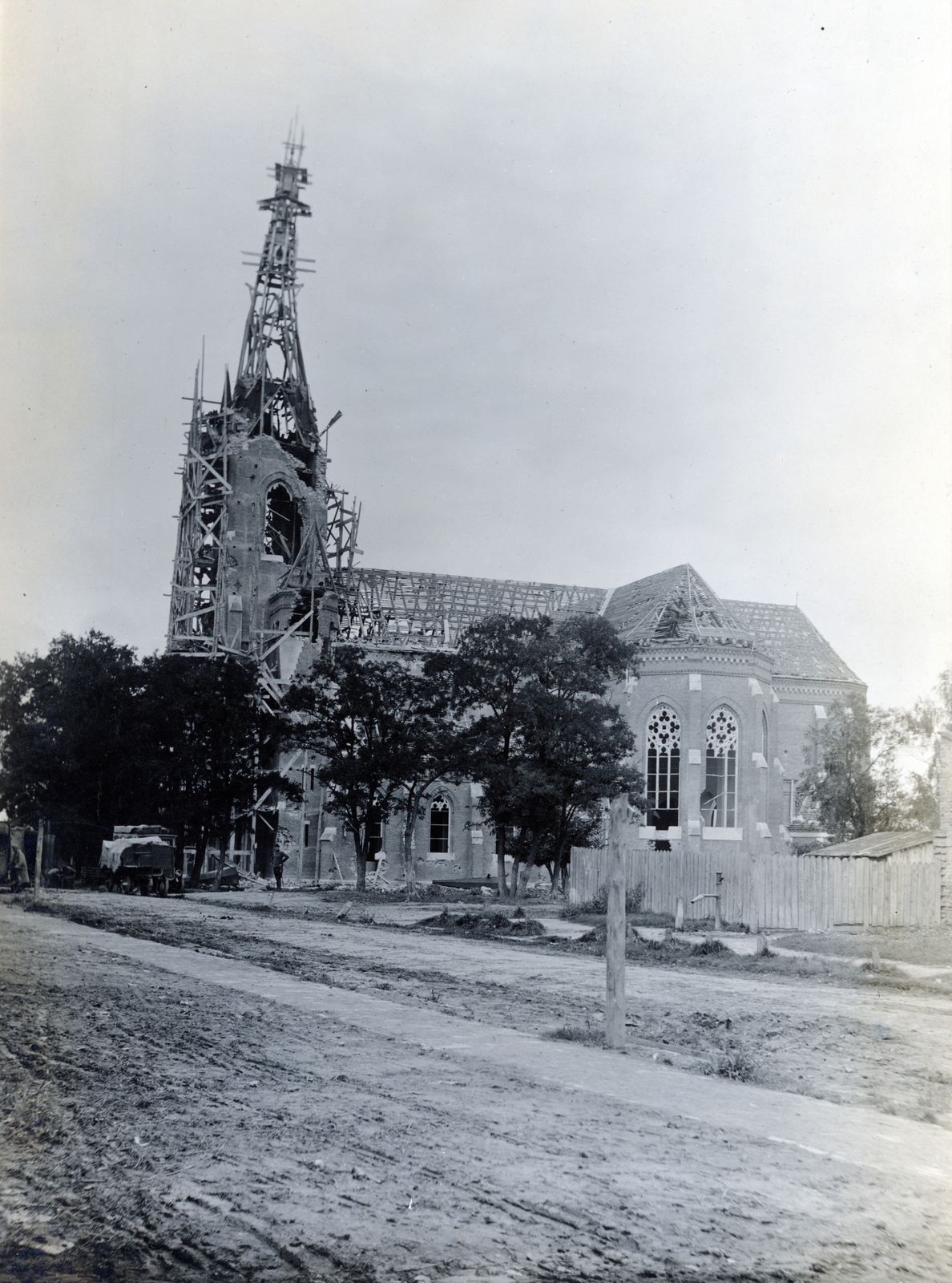 Ukrajna, Kamjanka-Buzka, (ekkor Kamjanka-Sztrumilivszka vagy Sztrumilova), Mária mennybementele templom., 1915, Glatz Ödön, első világháború, templom, háborús kár, Fortepan #156471