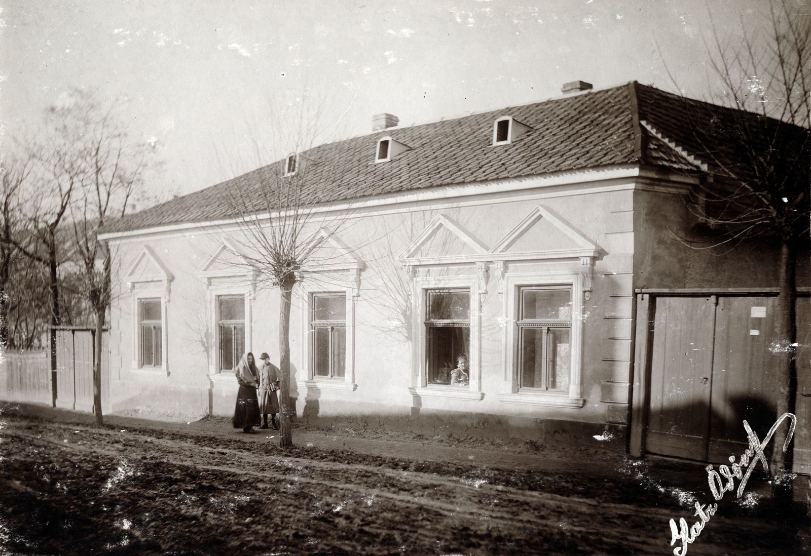 Magyarország, A felvétel 1899-ben készült., 1900, Glatz Ödön, tél, utcakép, sár, ablakon kihajolni, Fortepan #156505