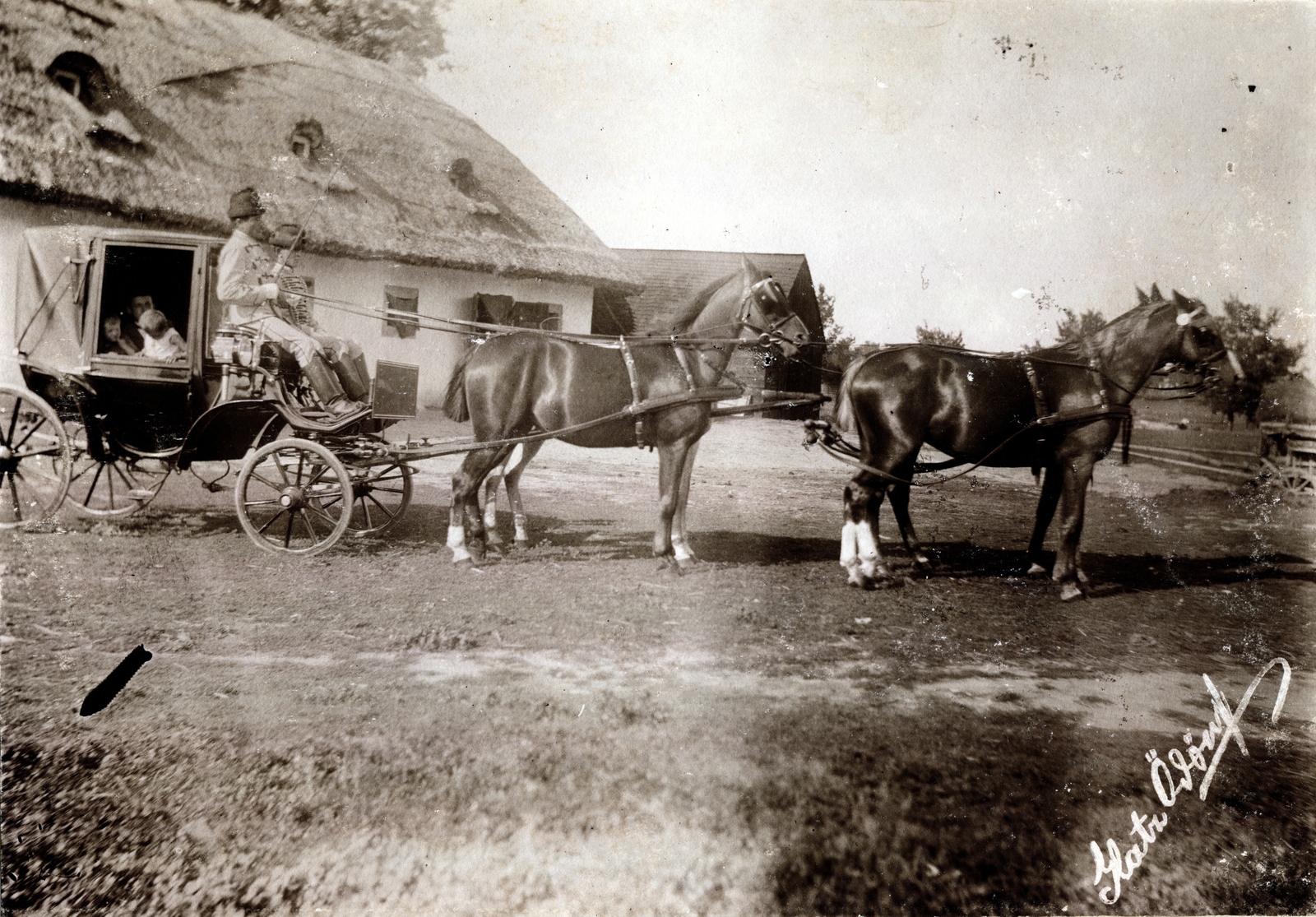 1913, Glatz Ödön, ló, hintó, lovaskocsi, fogat, népviselet, nádtető, kocsis, gyerek, csizma, ostor, parasztház, szemellenző, négyesfogat, Fortepan #156520