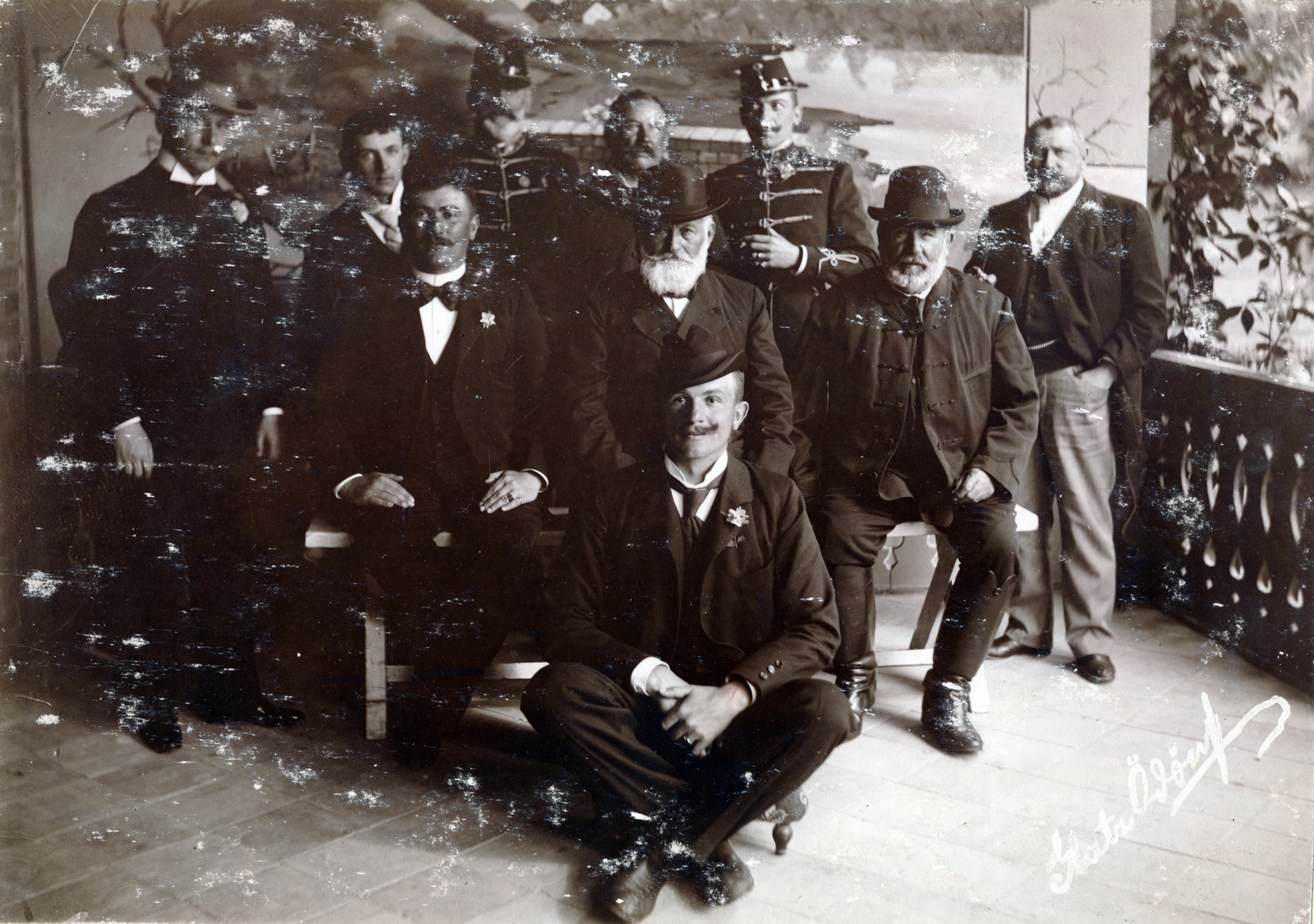 1913, Glatz Ödön, kalap, nyakkendő, egyenruha, csoportkép, mosoly, férfiak, szemüveg, bajusz, kitűző, huszár, csokornyakkendő, mellény, Fortepan #156530