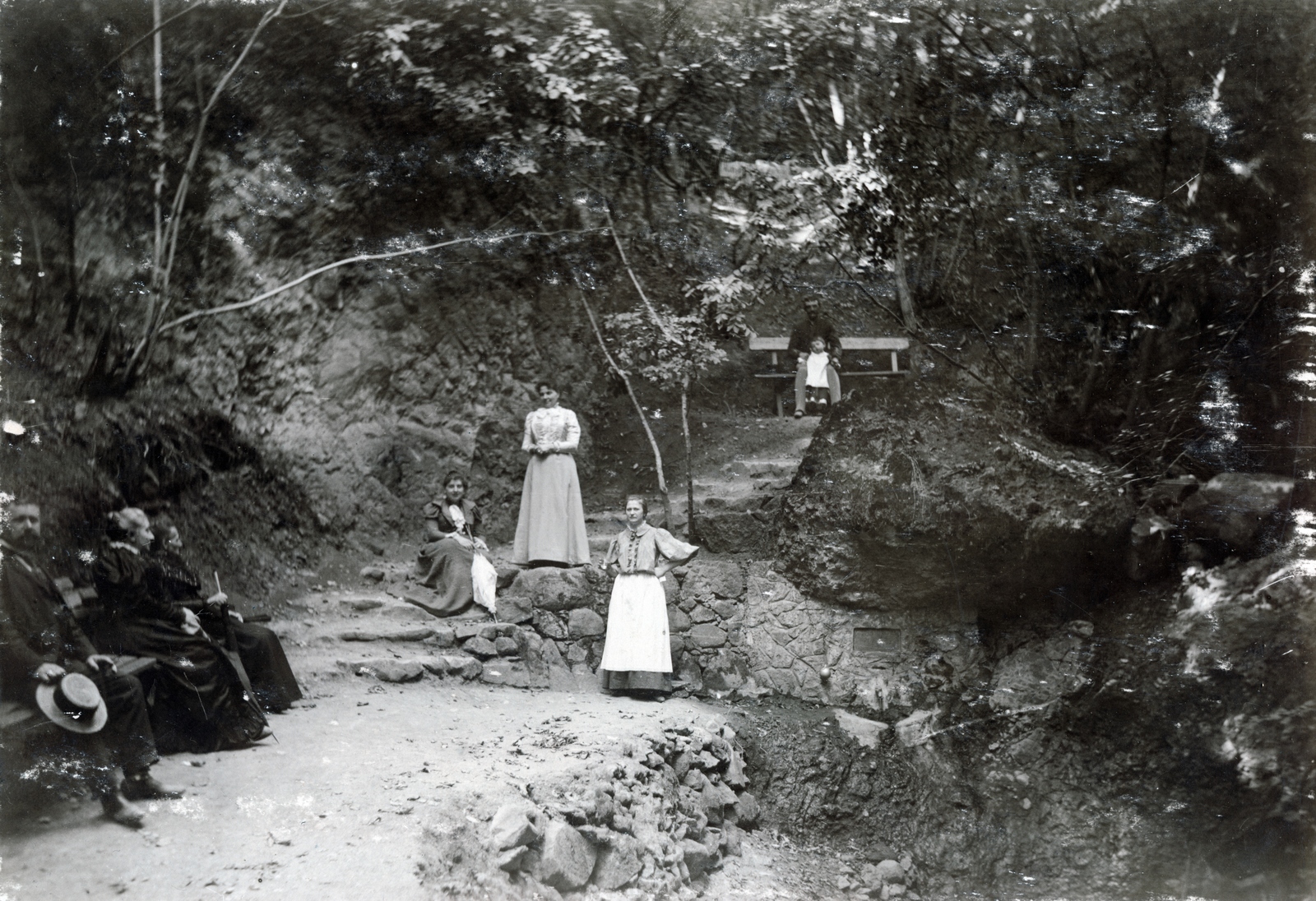 Szlovákia, Kovácspatak, Ámor-forrás., 1913, Glatz Ödön, szabadidő, erdő, kalap, kirándulás, csoportkép, csoportosulás, pad, szikla, sziklamászás, Fortepan #156535