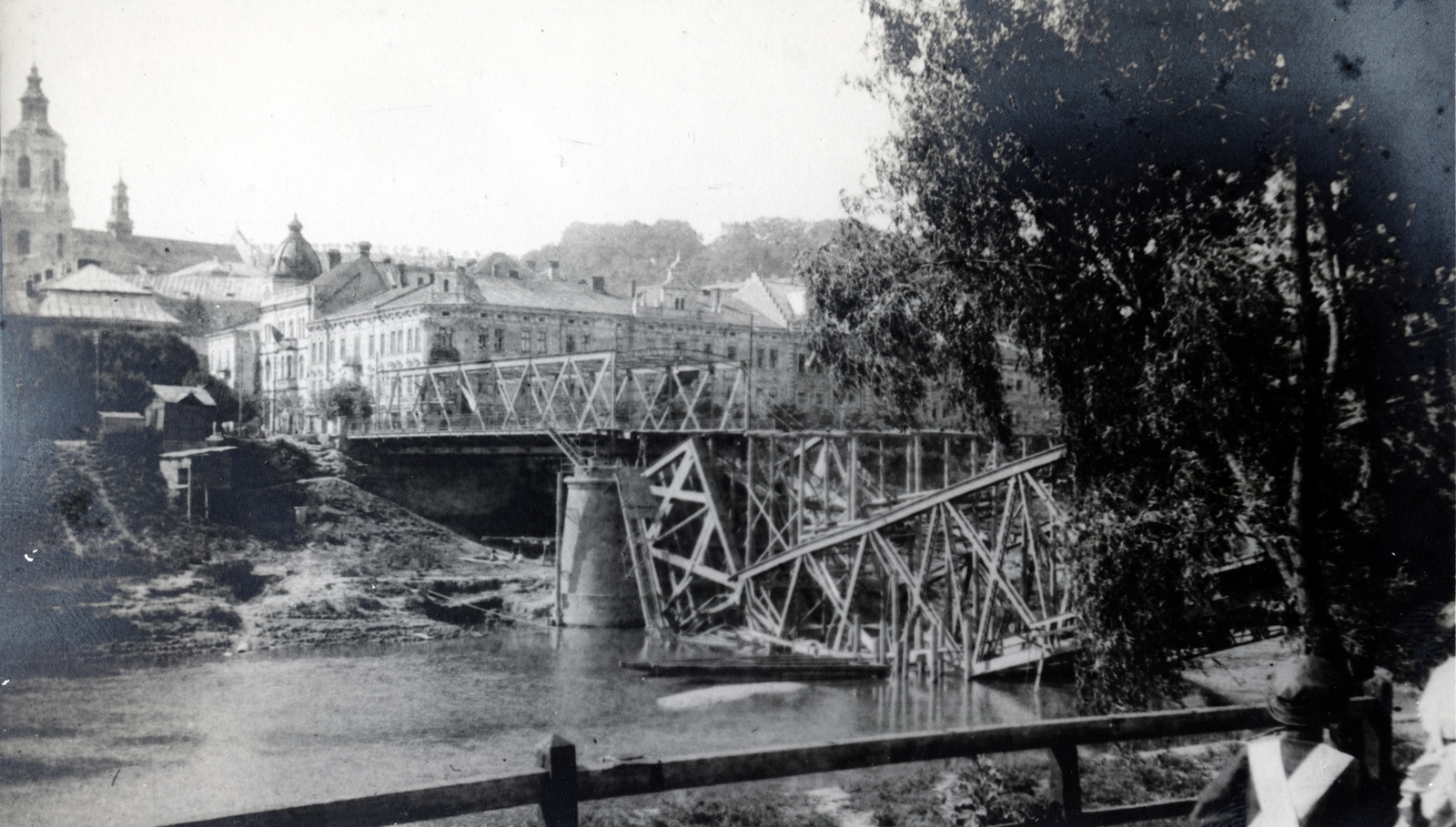 Poland, Przemyśl, a San folyó feletti lerombolt Május 3 híd (később Orląt Przemyskich híd) az ulica 22 Stycznia felől nézve. Balra a Nagyboldogasszony- és Keresztelő Szent János-bazilika (Bazylika Archikatedralna pw. św. Jana Chrzciciela i Wniebowzięcia Najświętszej Maryi Panny) és a harangtornya., 1916, Glatz Ödön, First World War, bridge, war damage, Fortepan #156554
