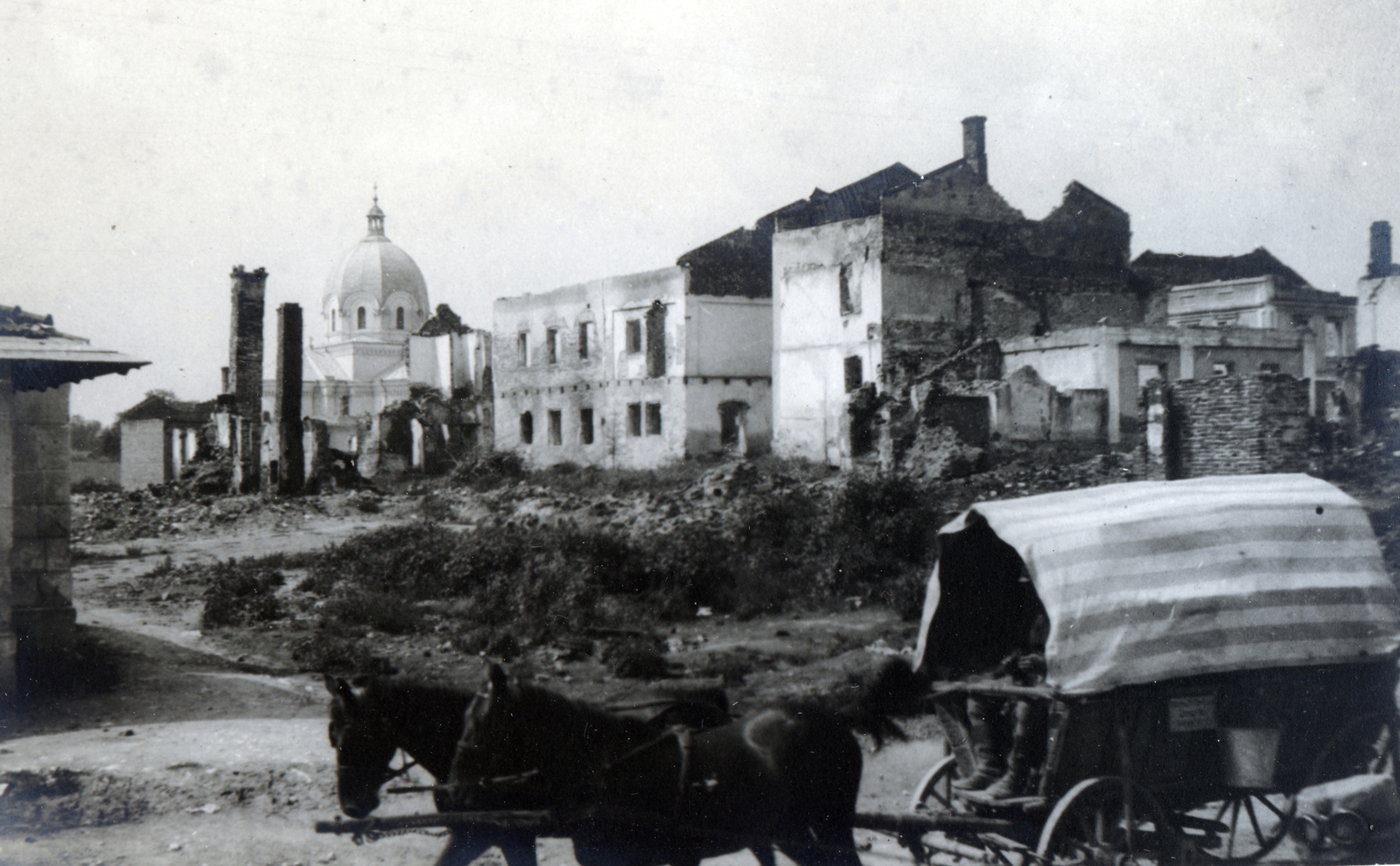 Ukraine, Boldogságos Szűz Mária könyörgése-templom., 1916, Glatz Ödön, First World War, church, war damage, Horse-drawn carriage, Fortepan #156557