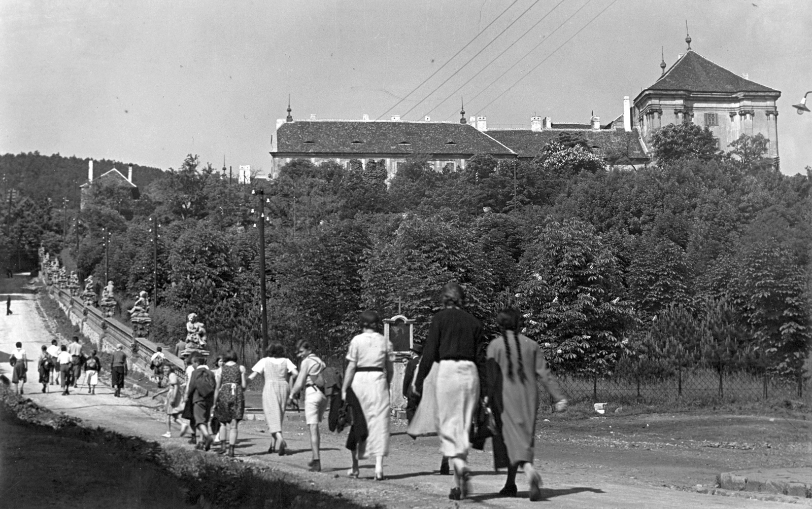 Magyarország, Óbuda, Budapest III., Kiscelli utca, háttérben a Schmidt kastély (később Kiscelli Múzeum)., 1938, Benke Imréné, kastély, kirándulás, járókelő, légvezeték, kálvária, copf, Budapest, Fortepan #15660