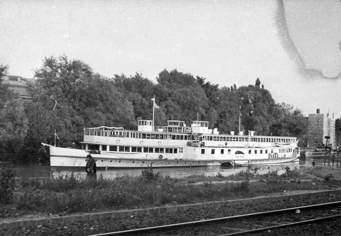 Hungary, Óbuda, Budapest III., Óbudai Duna-ág, Stadt Wien oldalkerekes személyszállító motoroshajó., 1942, Benke Imréné, ship, railway, Budapest, Stadt Wien-ship, Fortepan #15661