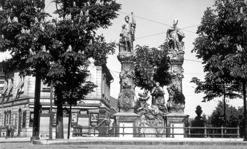 Magyarország, Óbuda, Budapest III., a Flórián téren volt Fogadalmi oltár (szent Flórián, szent Fülöp, szent Károly szobraival), 1918, Benke Imréné, vallás, korlát, szobor, emlékmű, utcakép, üzletportál, Budapest, szoborcsoport, Szent Flórián-ábrázolás, Szent Fülöp-ábrázolás, Szent Károly-ábrázolás, Bebo Károly-szobor, Fortepan #15663