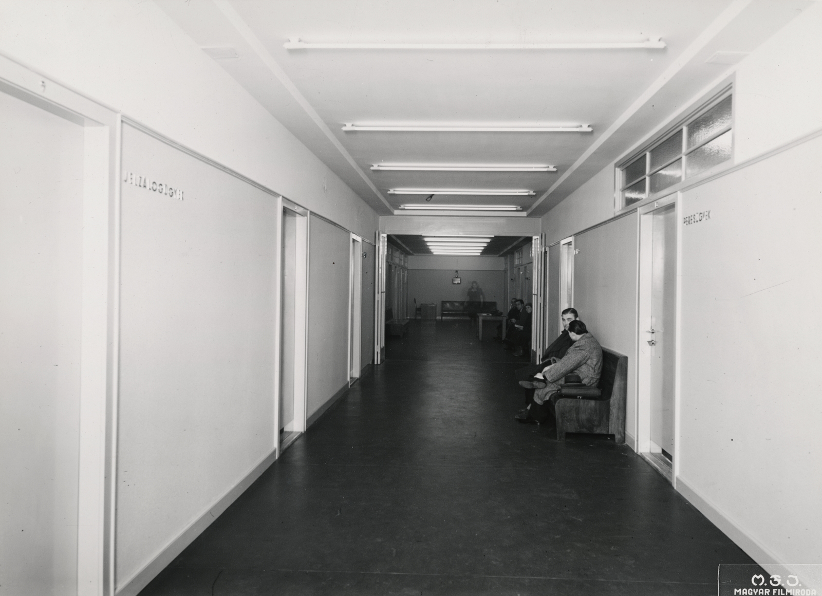 Hungary, Budapest VIII., Vas utca 2/d, a Budapesti Kisipari Hitelintézet Rt. székháza (később Színház- és Filmművészeti Egyetem)., 1942, Kuncze Magdolna, Budapest, Fortepan #156674