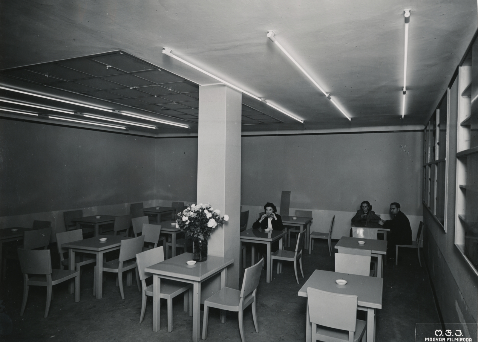Hungary, Budapest VIII., Vas utca 2/d, a Budapesti Kisipari Hitelintézet Rt. székháza, tisztviselők étkezője (később Színház- és Filmművészeti Egyetem)., 1942, Kuncze Magdolna, Budapest, Fortepan #156676