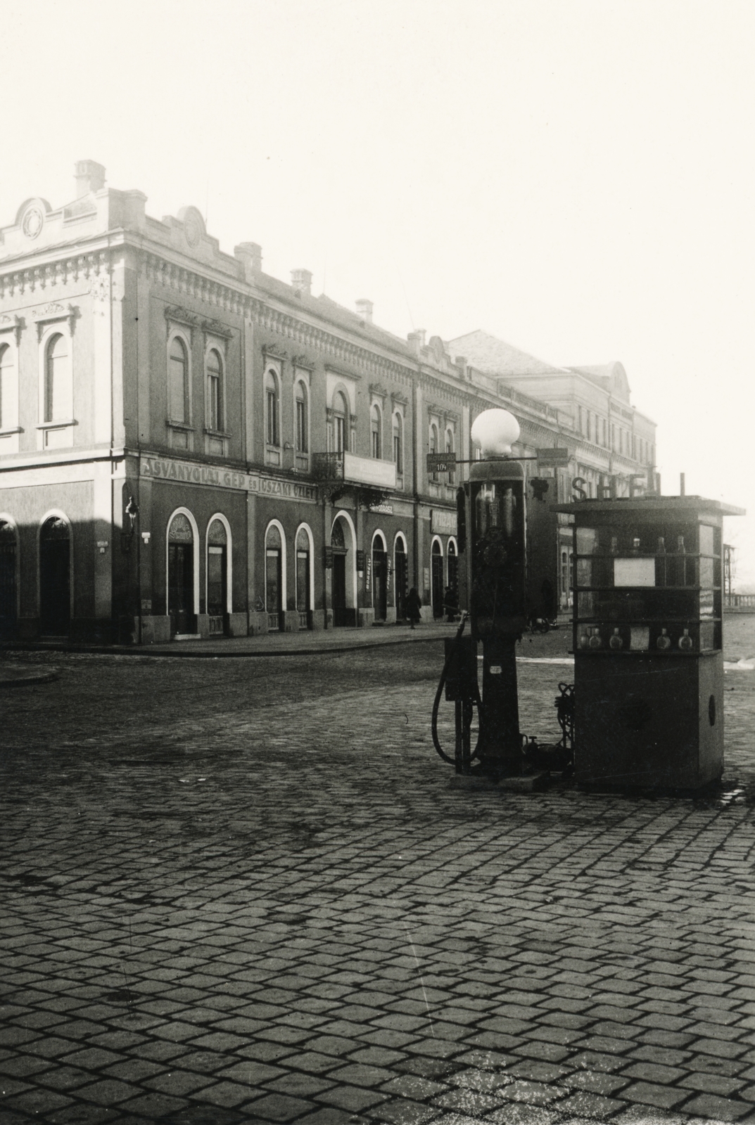 Magyarország, Baja, Szentháromság (Szent István) tér, balra az Attila utca., 1943, Ember Csaba, benzinkút, Fortepan #156705