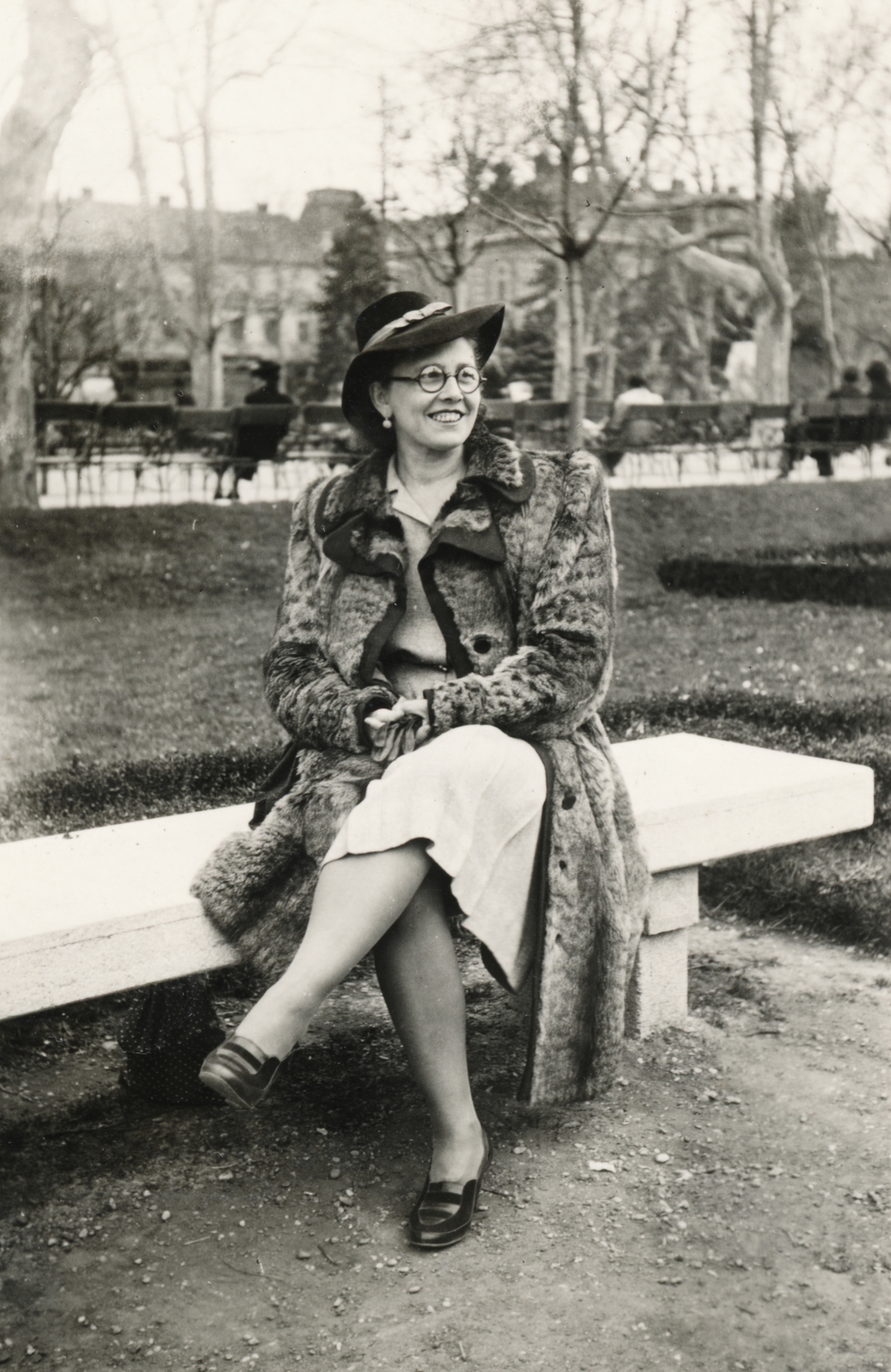 Hungary, Szeged, Széchenyi tér, háttérben a Vár utca torkolata, jobbra a Postapalota., 1944, Ember Csaba, lady, smile, bench, glasses, hat, fur coat, Fortepan #156708