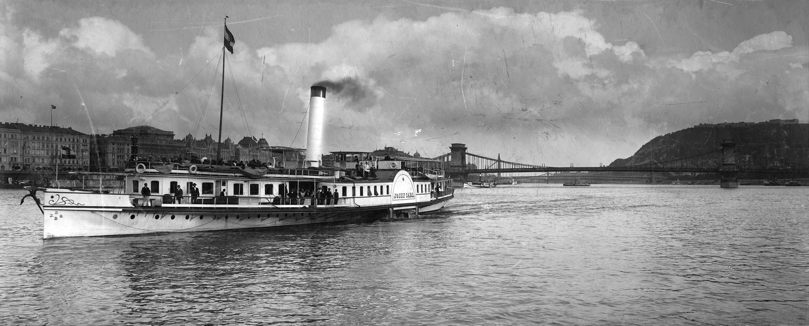 Magyarország, Budapest, a Josef Karl lapátkerekes gőzhajó a Dunán, a Széchenyi Lánchídtól északra., 1925, Erky-Nagy Tibor, hajó, híd, zászló, gőzhajó, Duna, lapátkerekes hajó, horgony, Josef Carl hajó, DDSG, Tulln/Josef Carl hajó, függőhíd, William Tierney Clark-terv, Fortepan #15672