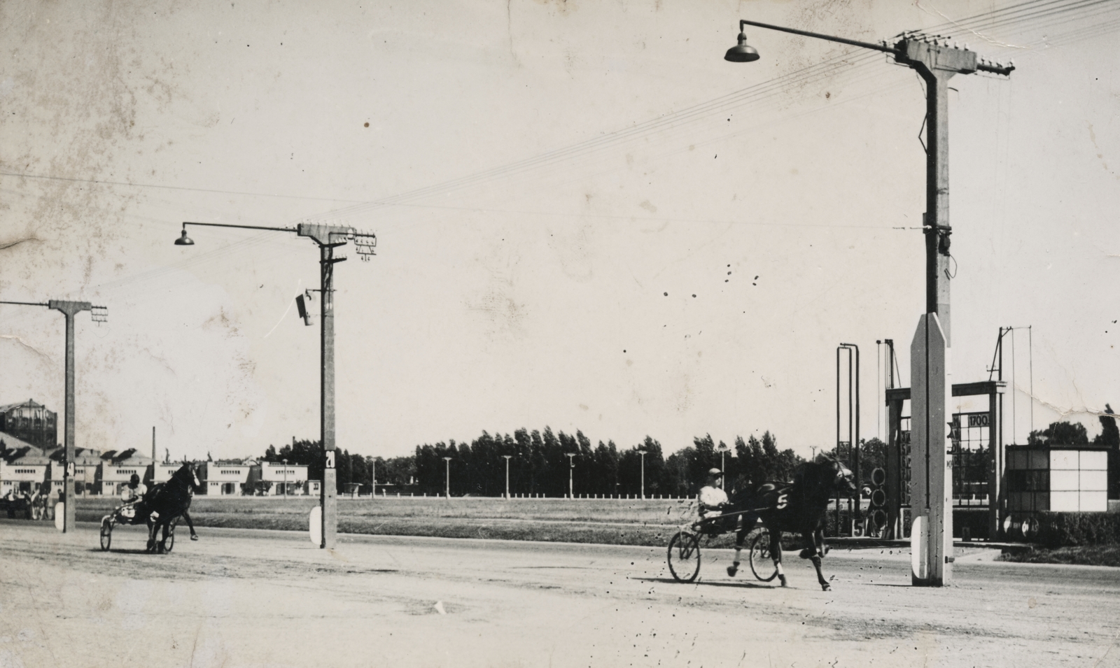 Hungary, Budapest VIII., Kerepesi úti Ügetőpálya, cél., 1947, Ember Csaba, Budapest, pylon, horse, horse race, Fortepan #156728