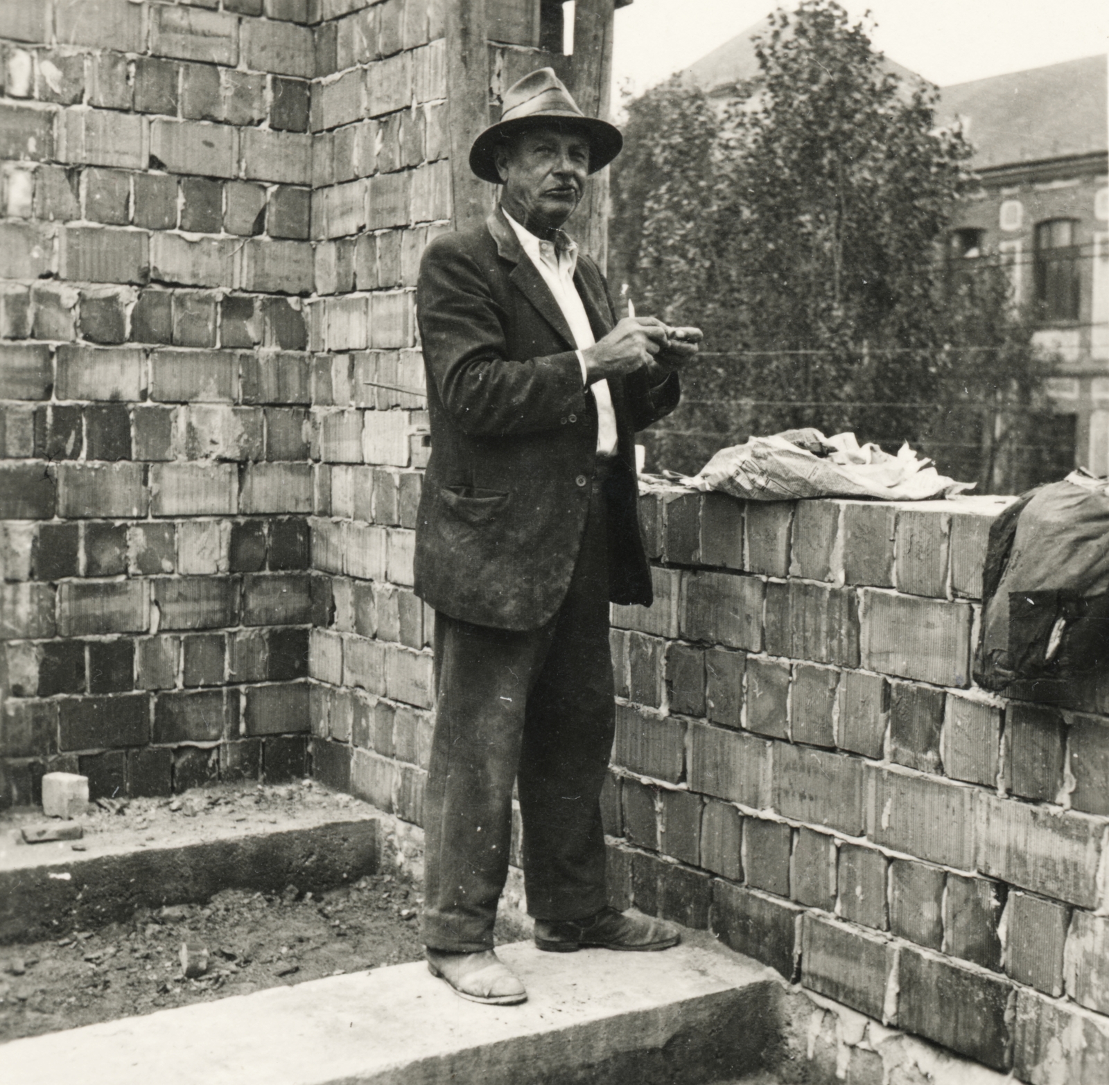 Hungary, Budapest IV., a Szent Imre utca 20. számú ház építkezése. Háttérben az Újpesti Magyar Királyi Állami Fa- és Fémipari Szakiskola (később Budapesti Műszaki Szakképzési Centrum Újpesti Két Tanítási Nyelvű Műszaki Szakgimnáziuma és Szakközépiskolája)., 1937, Lencsés László, Budapest, Fortepan #156761